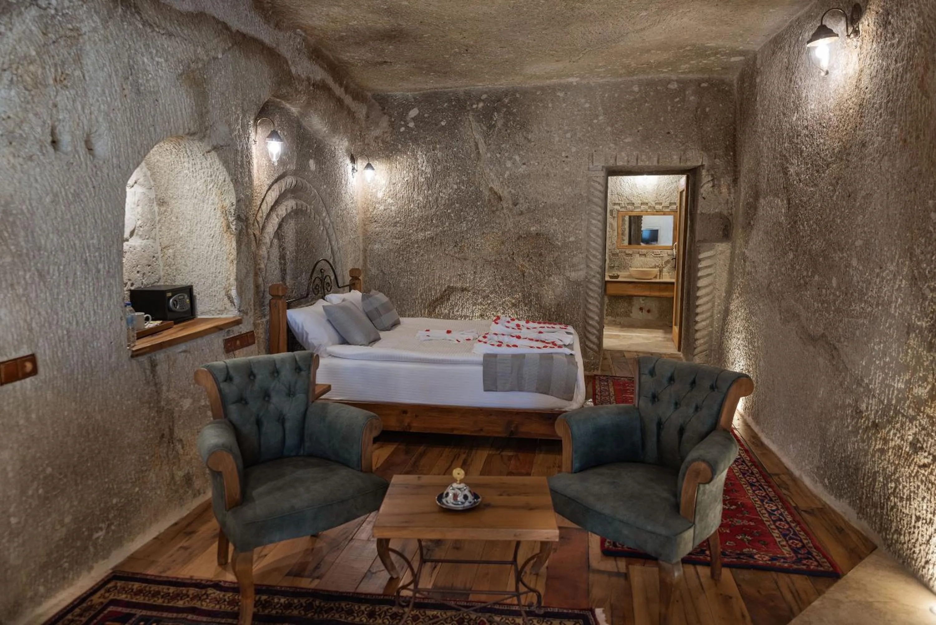 Seating area, Bed in Sarnich Cave Suites