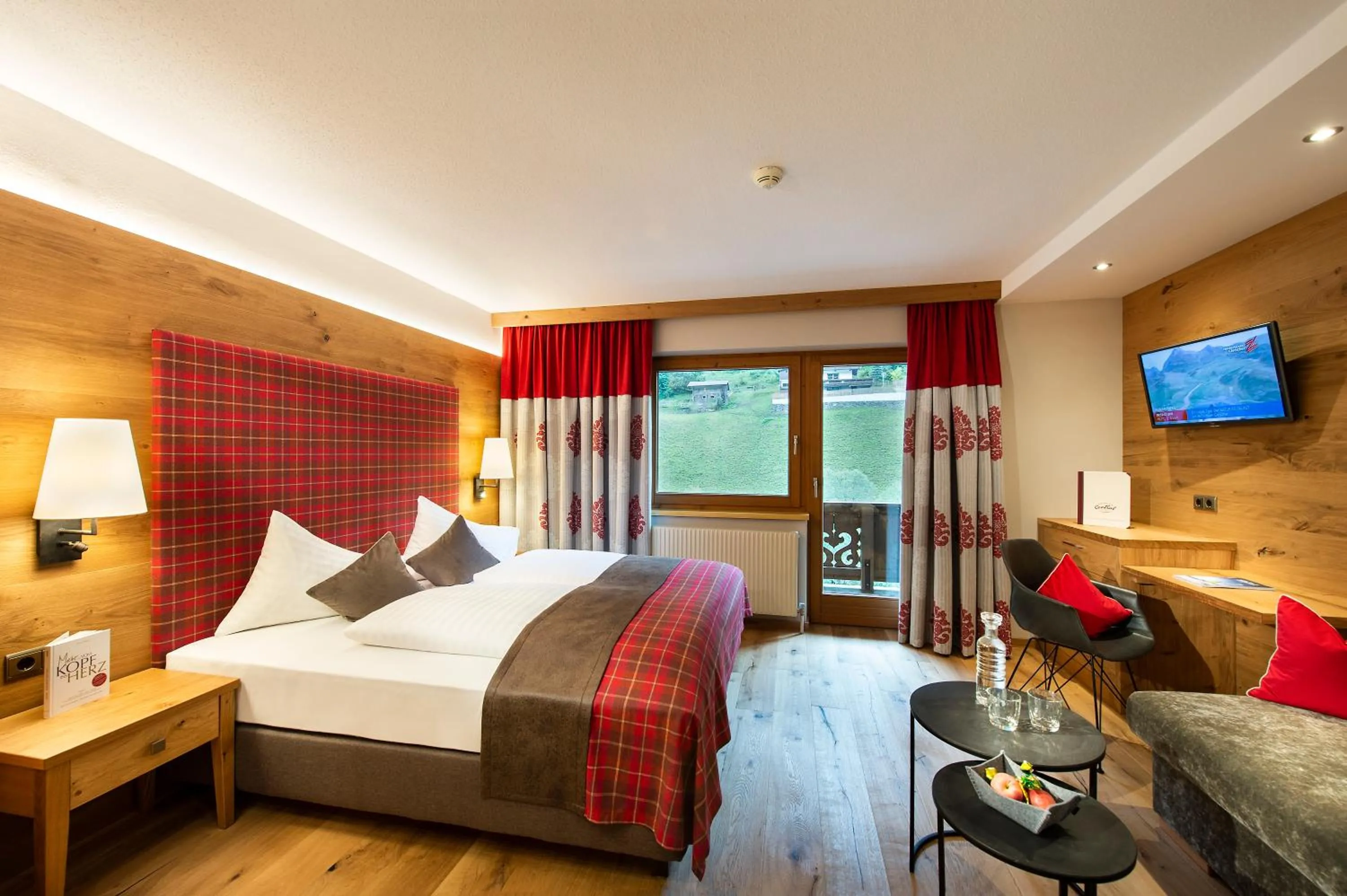 Photo of the whole room, Bed in das Alois 4 Sterne Superior