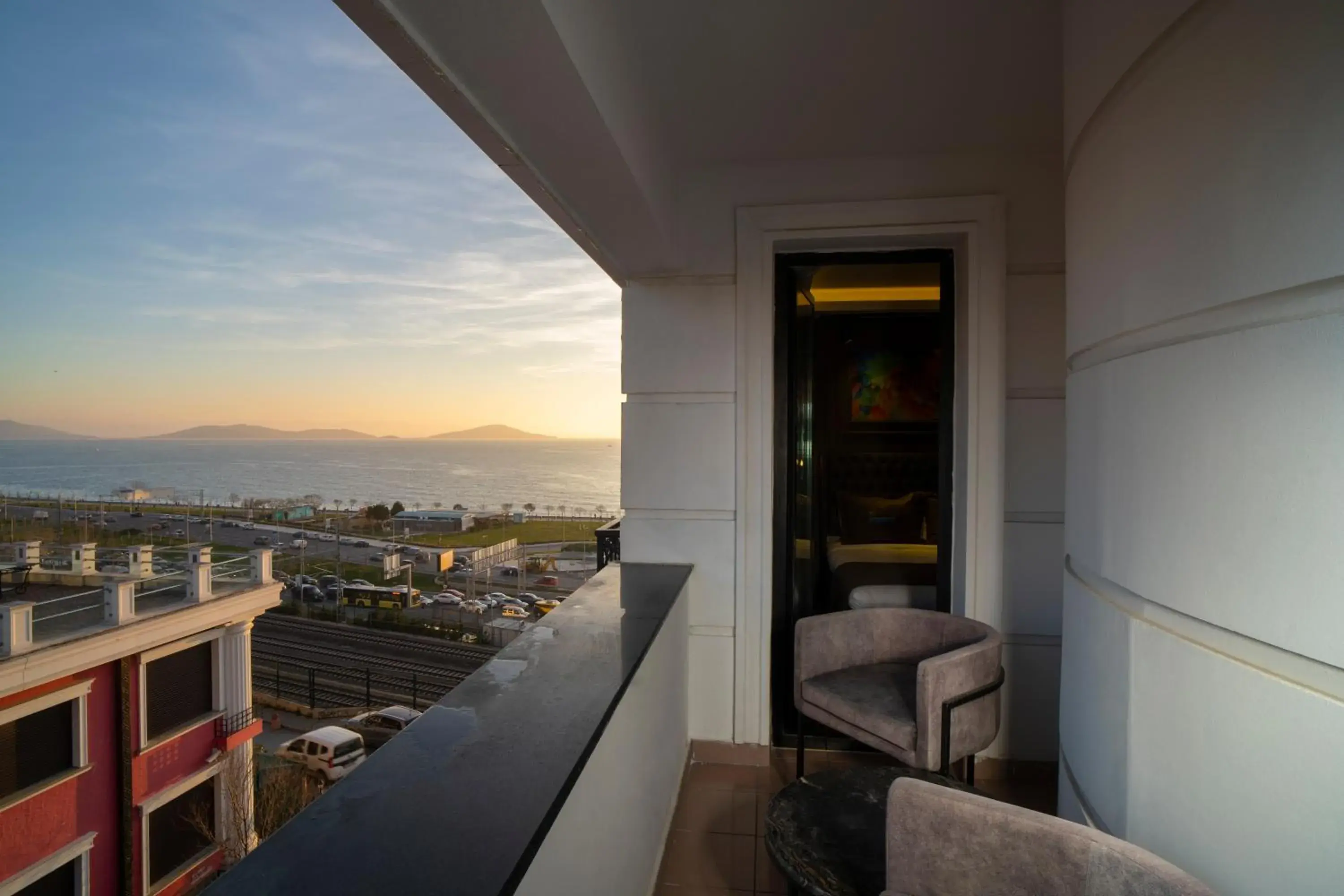 Deluxe Double Room with Balcony and Sea View in La Cielo Hotel Bostancı Deluxe Double Room with Balcony and Sea View in La Cielo Hotel Bostancı