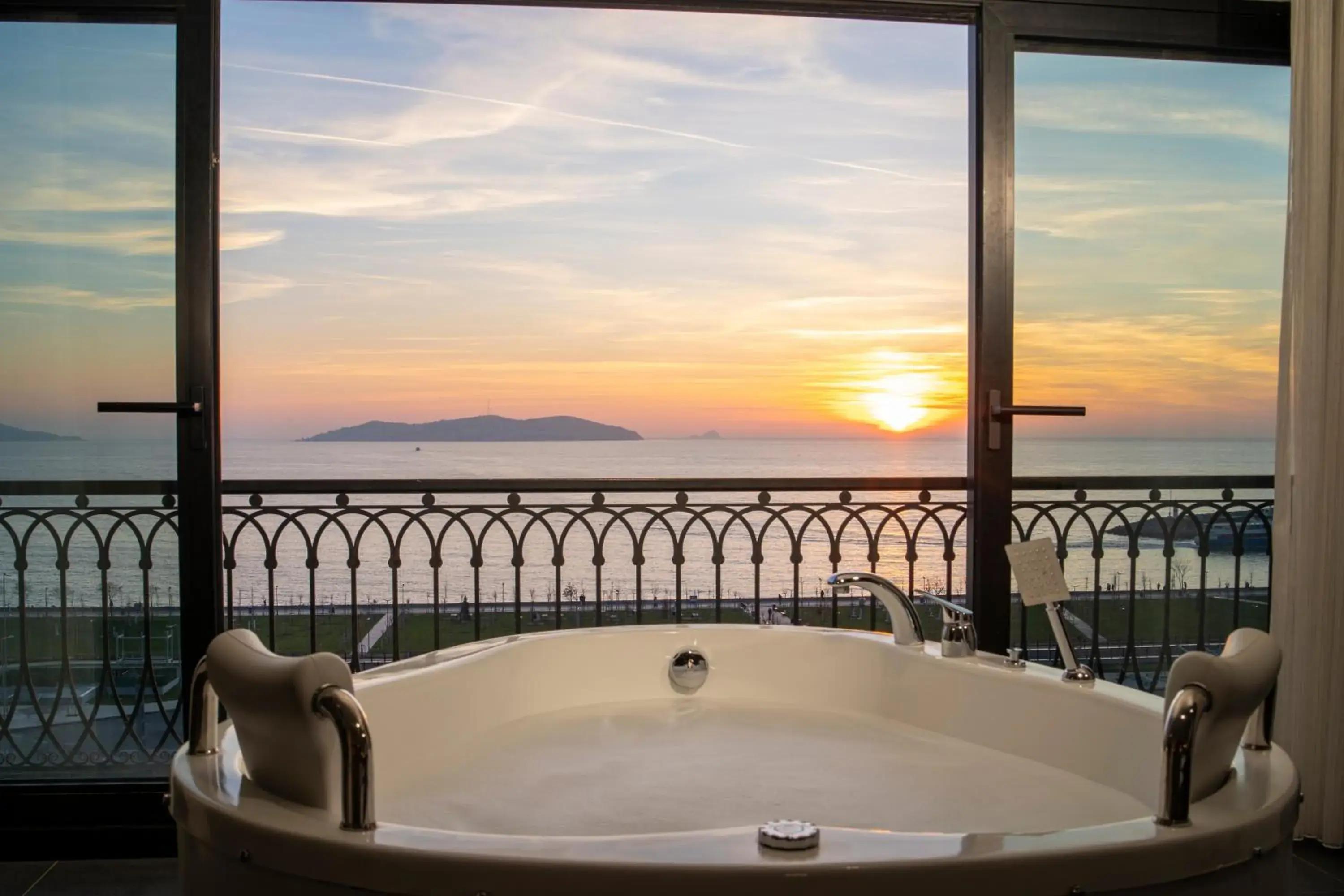 Deluxe Double Room with Sea View in La Cielo Hotel Bostancı Deluxe Double Room with Sea View in La Cielo Hotel Bostancı