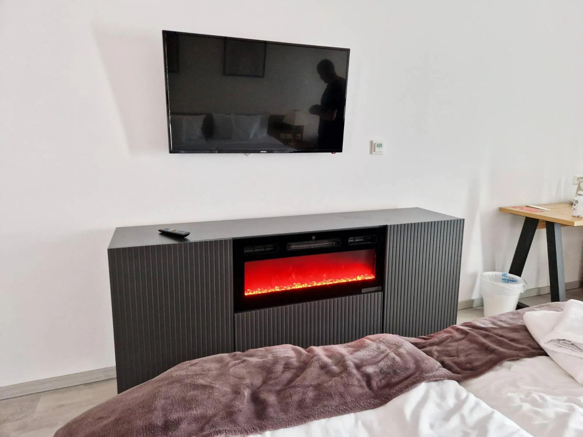 fireplace, Bed in Hotel am Kurpark