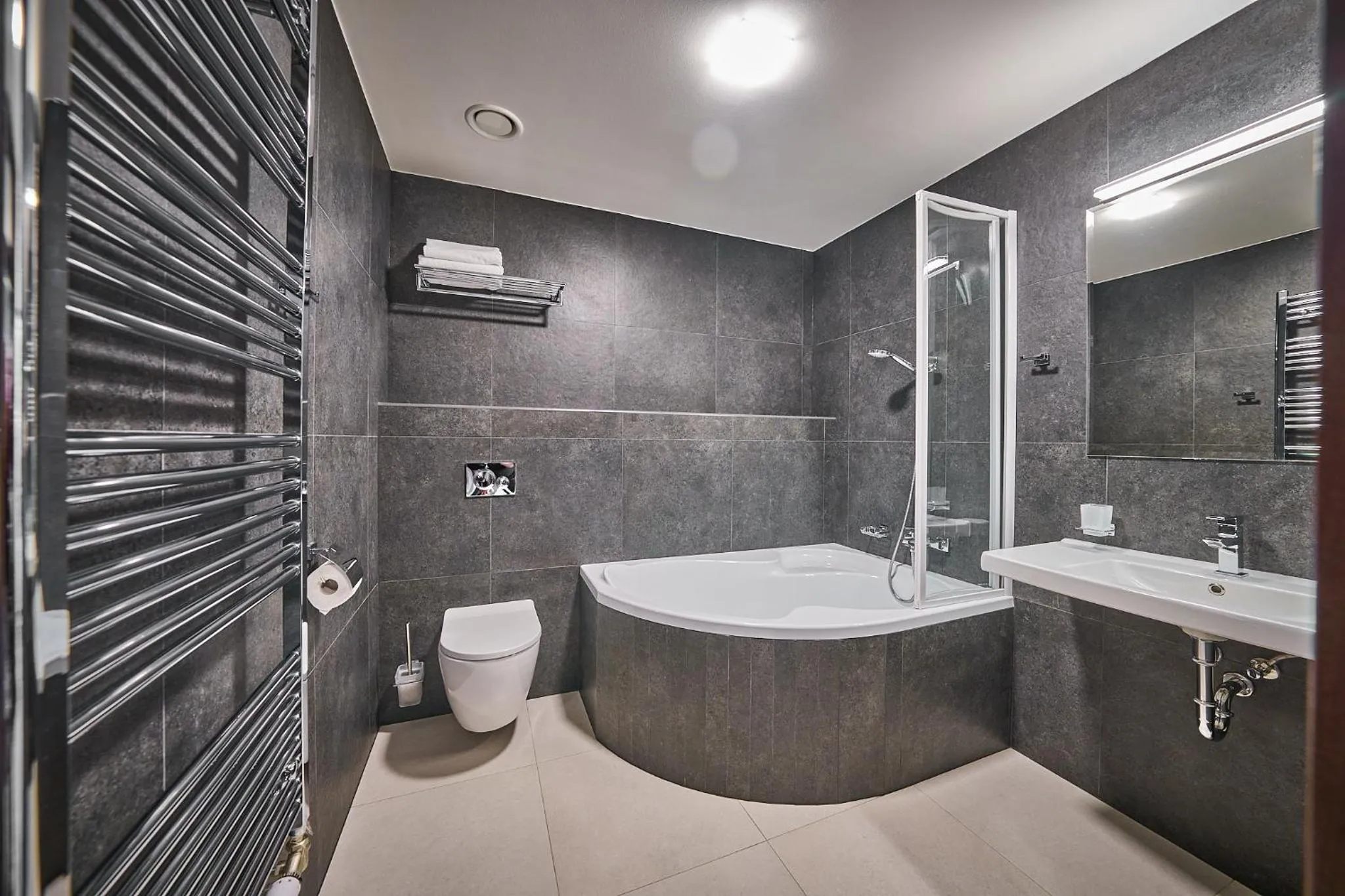 Bathroom in Wellness Hotel Queens