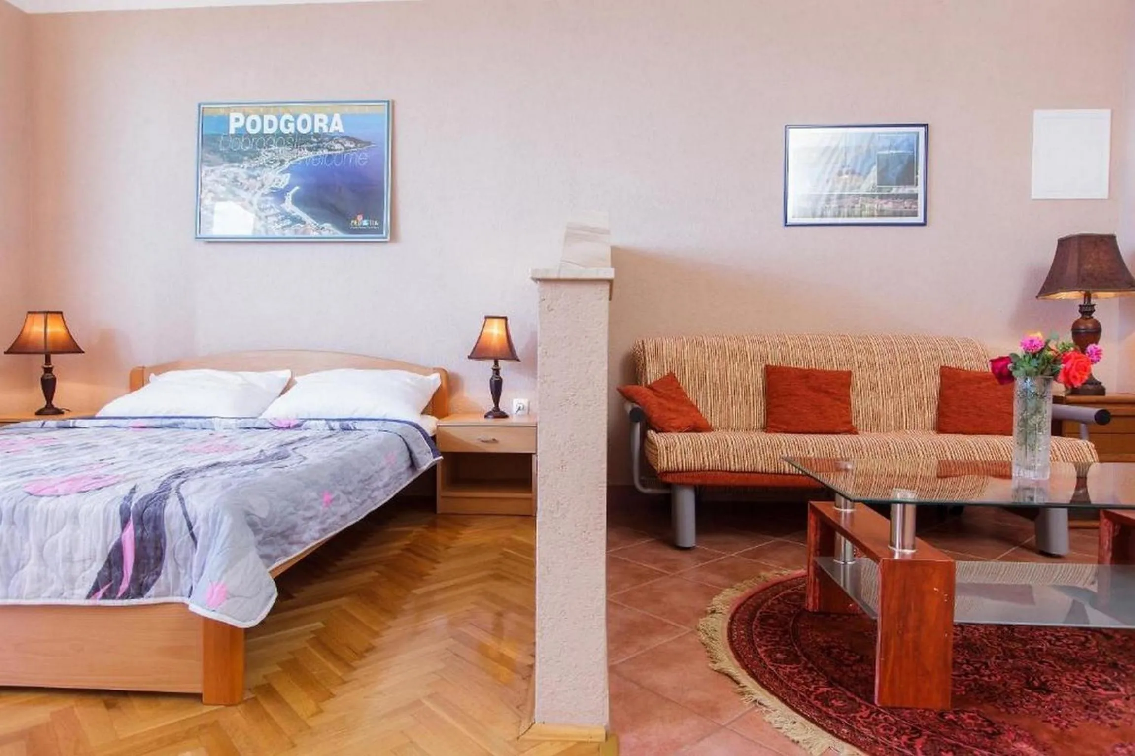 Living room, Bed in Summerheaven Apartments