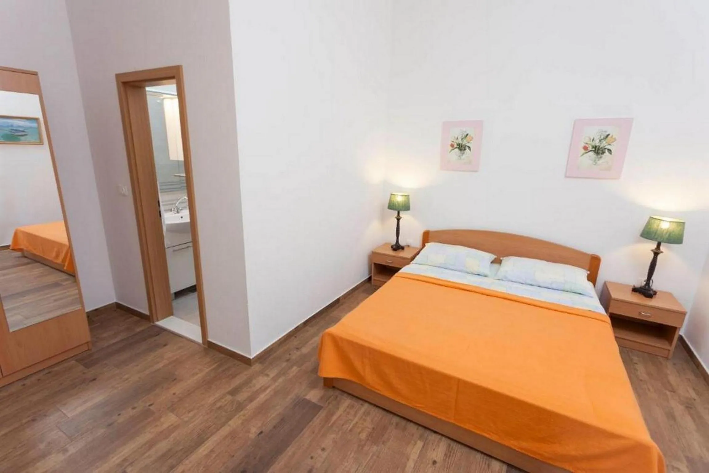 Bedroom, Bed in Summerheaven Apartments