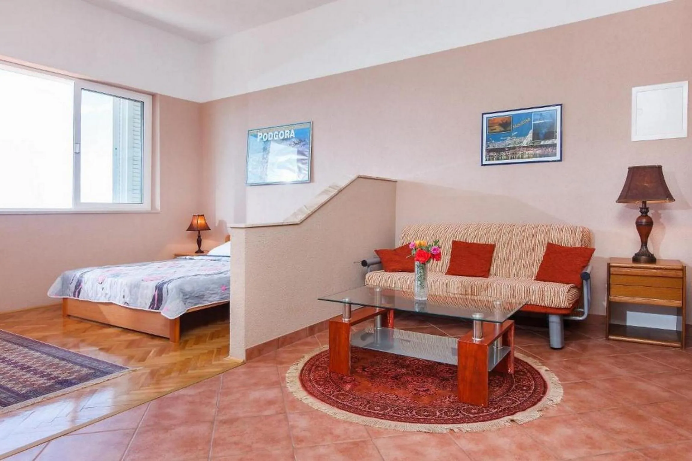 Living room, Bed in Summerheaven Apartments