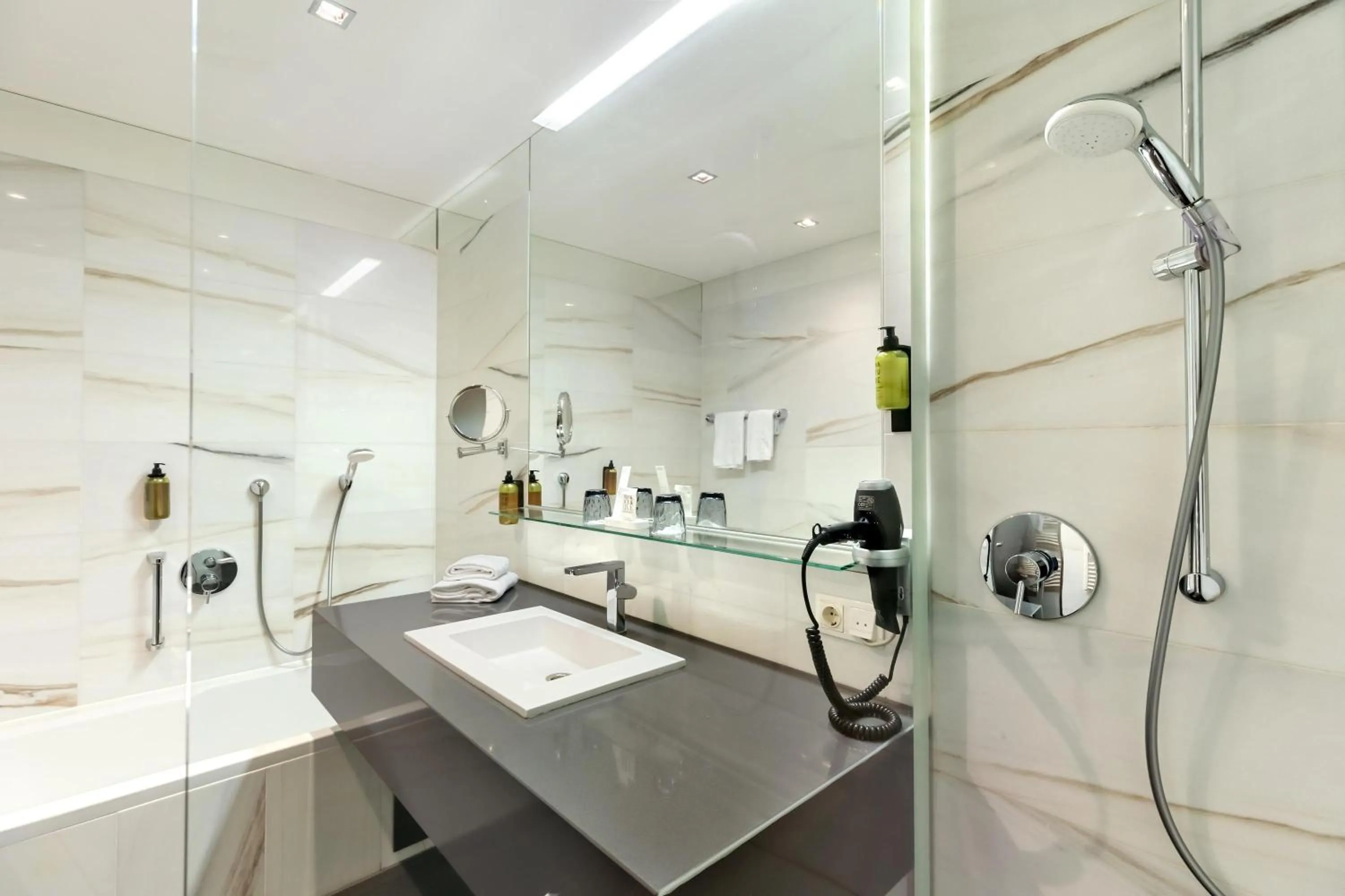 Shower in Austria Trend Hotel Congress Innsbruck