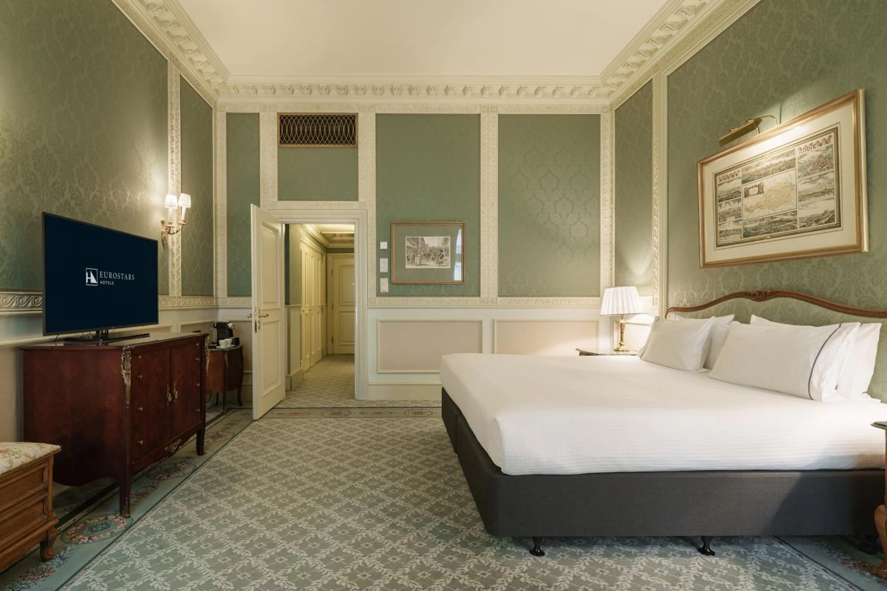 Bed in Eurostars Grand Hotel Wien