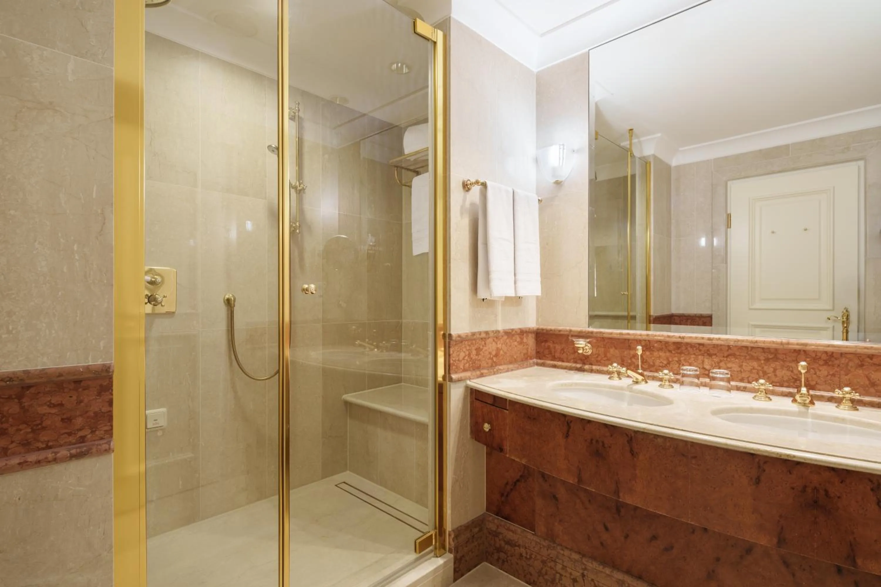 Shower in Eurostars Grand Hotel Wien