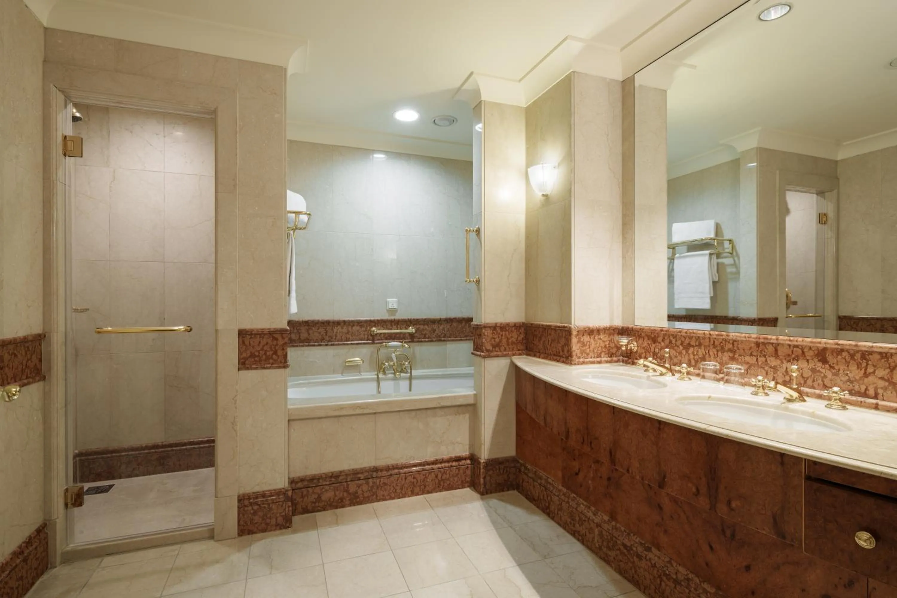 Shower in Eurostars Grand Hotel Wien