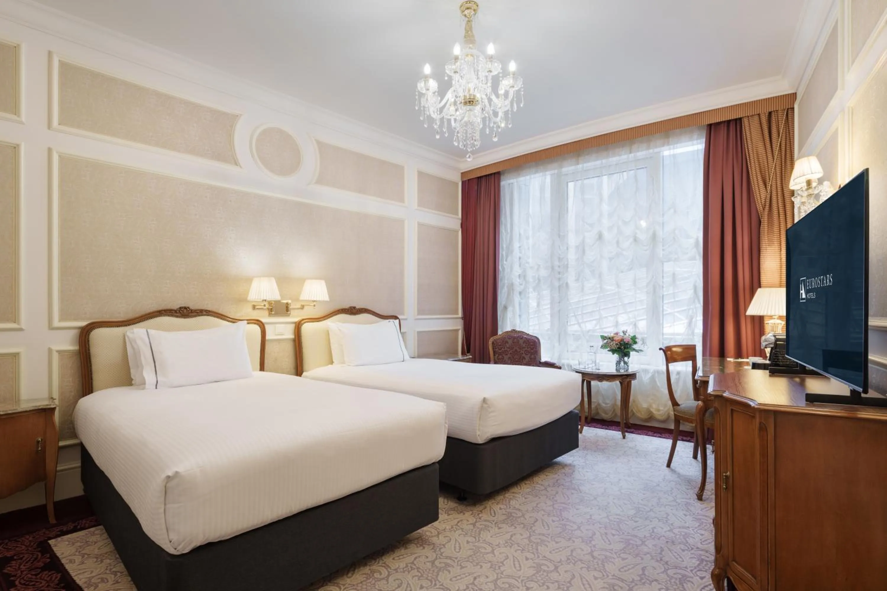 View (from property/room), Bed in Eurostars Grand Hotel Wien