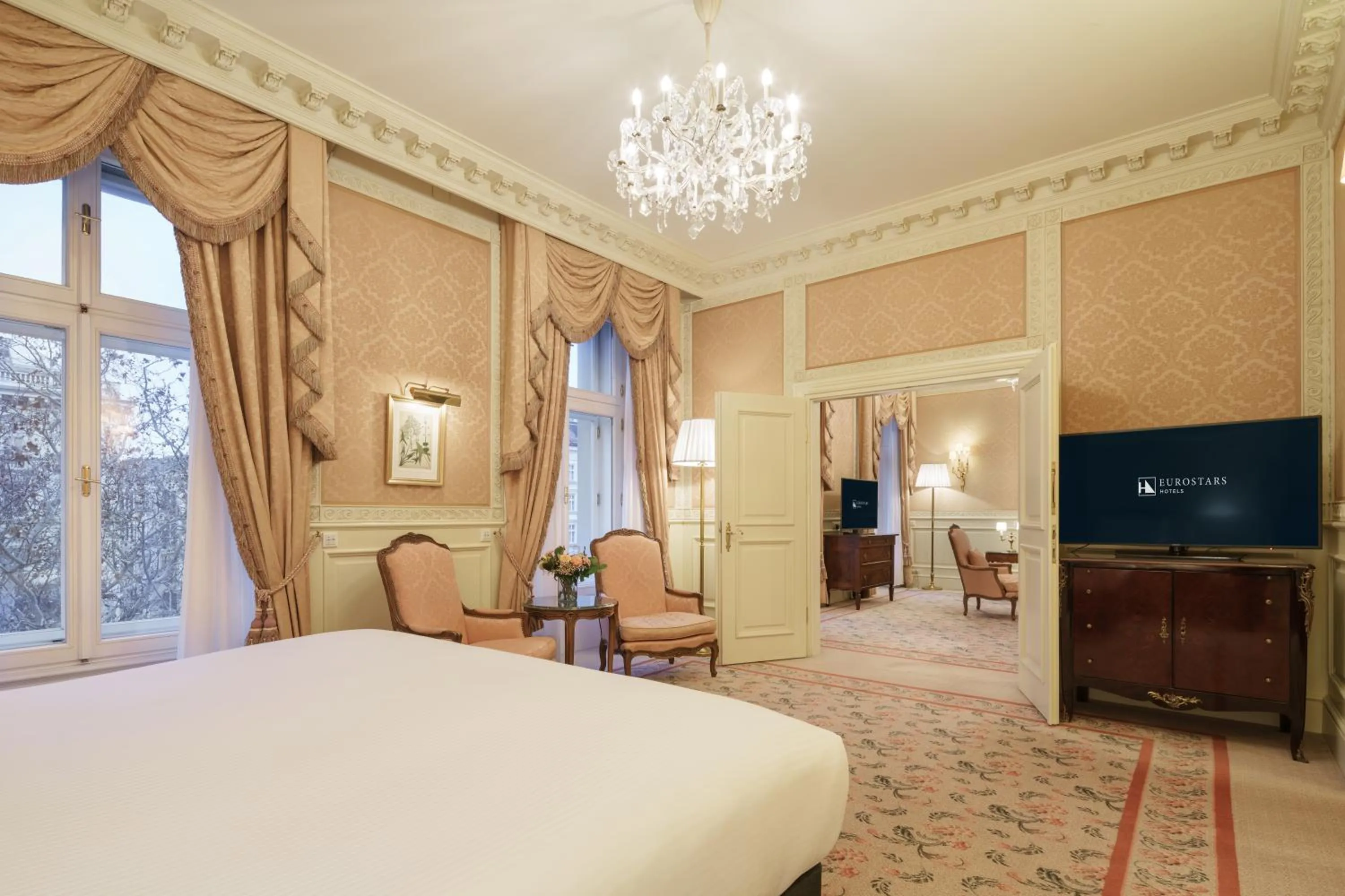 Seating area, Bed in Eurostars Grand Hotel Wien