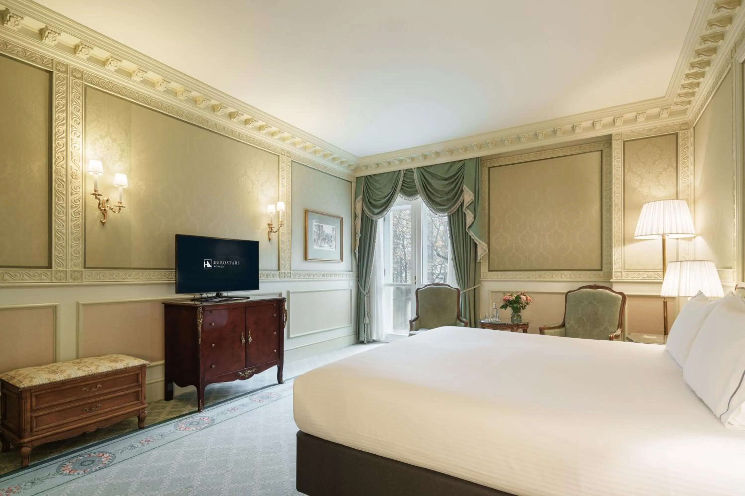 Bed in Eurostars Grand Hotel Wien