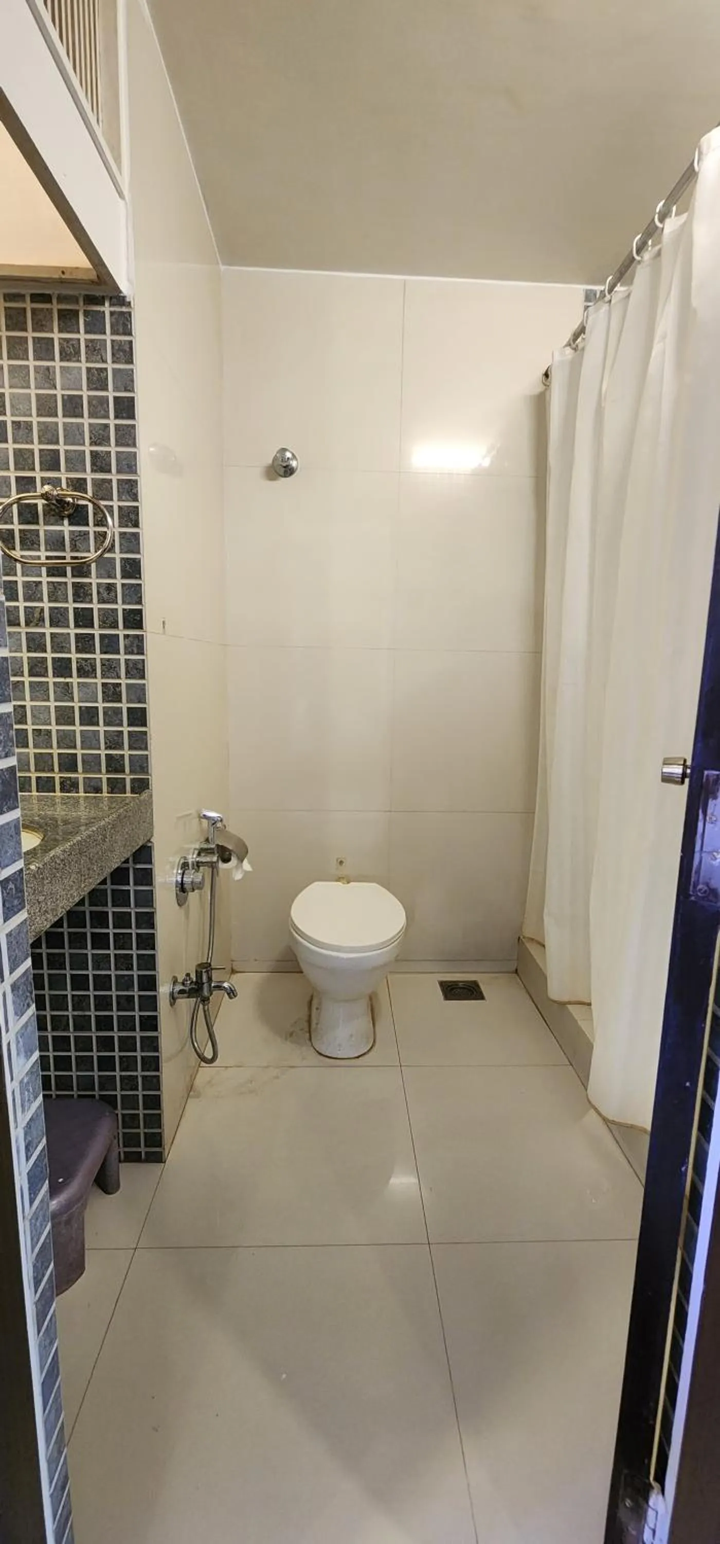 Bathroom in Hotel Kanak