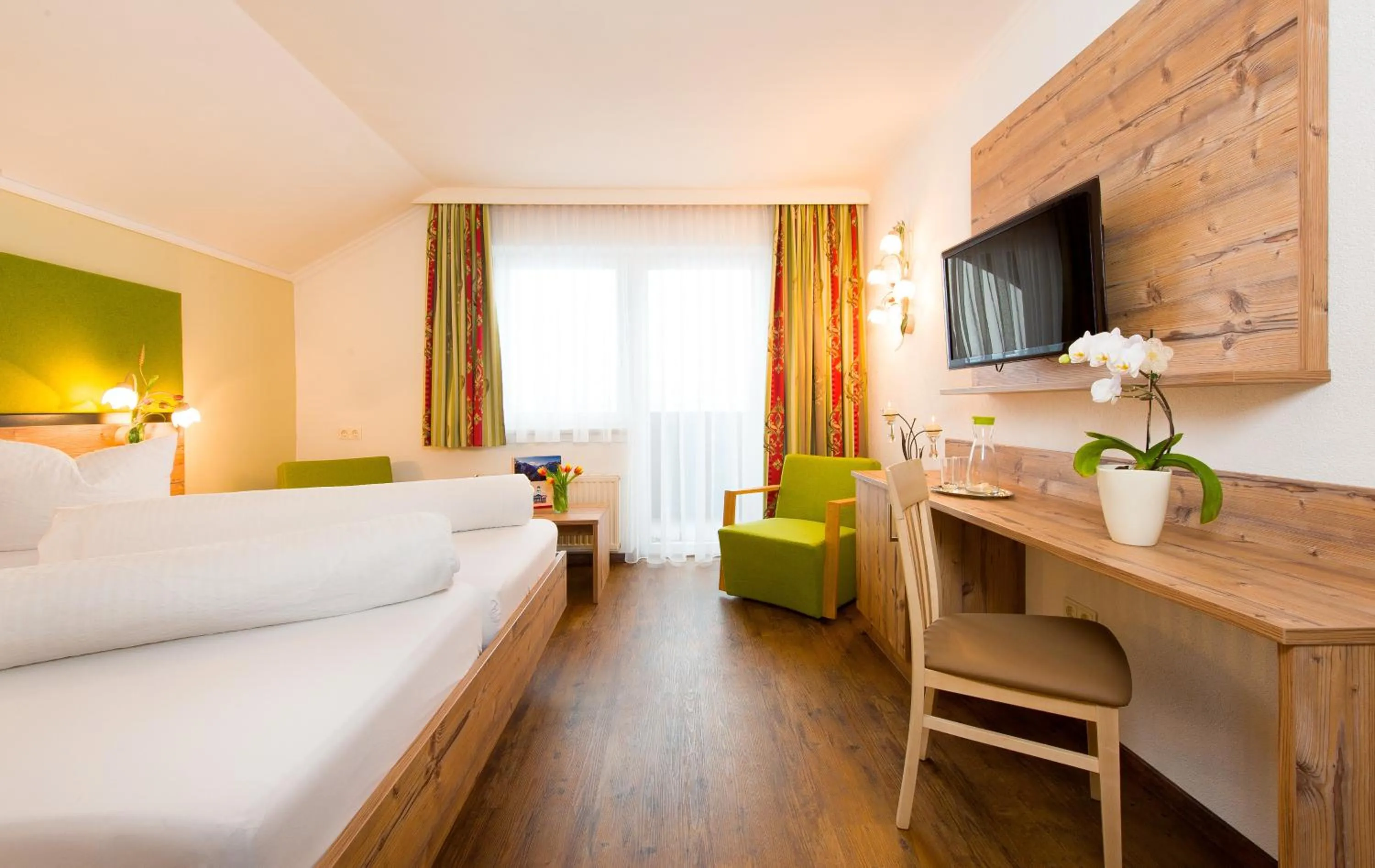 Photo of the whole room, Bed in Hotel Gasthof Zum Schwanen