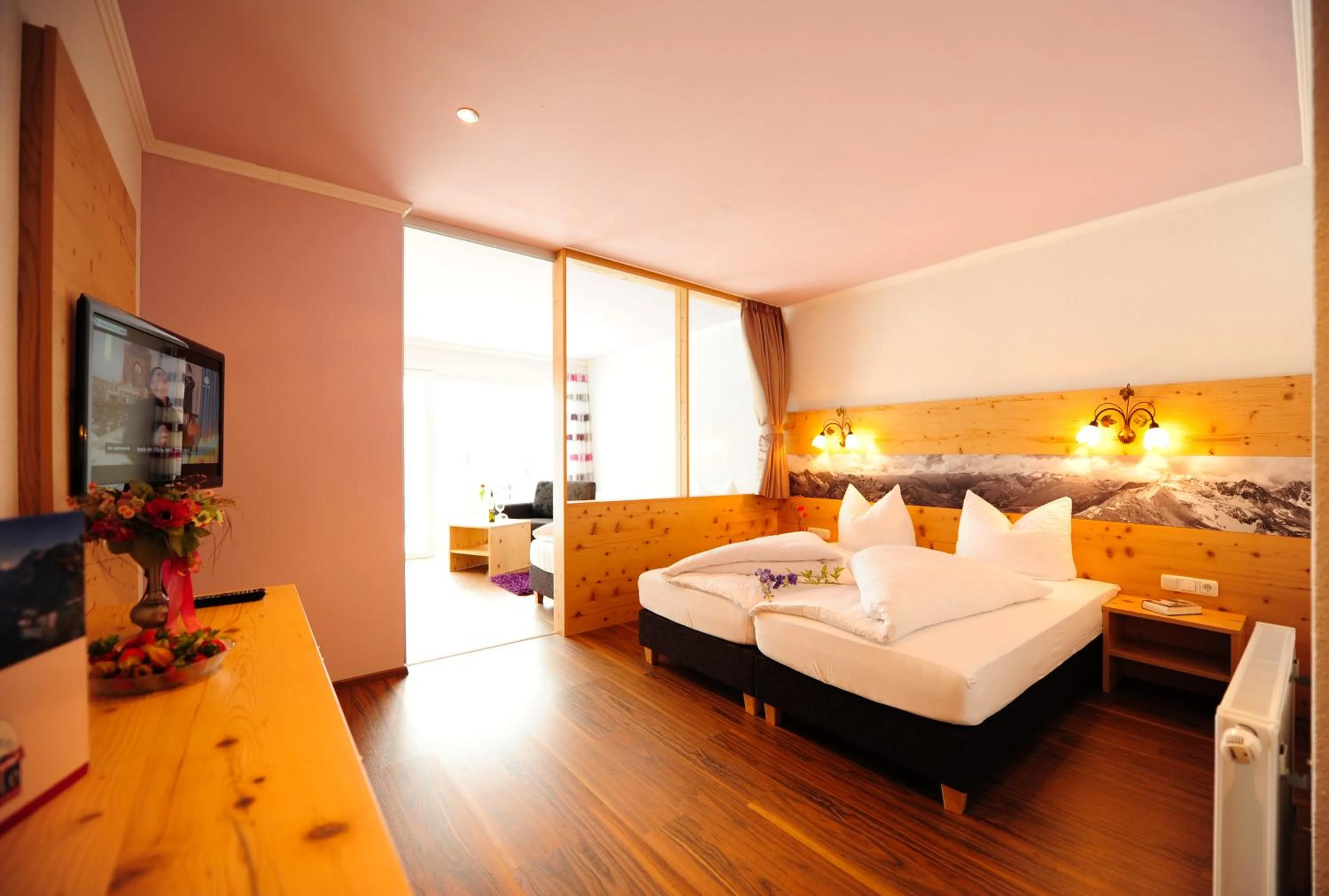 Photo of the whole room, Bed in Hotel Gasthof Zum Schwanen