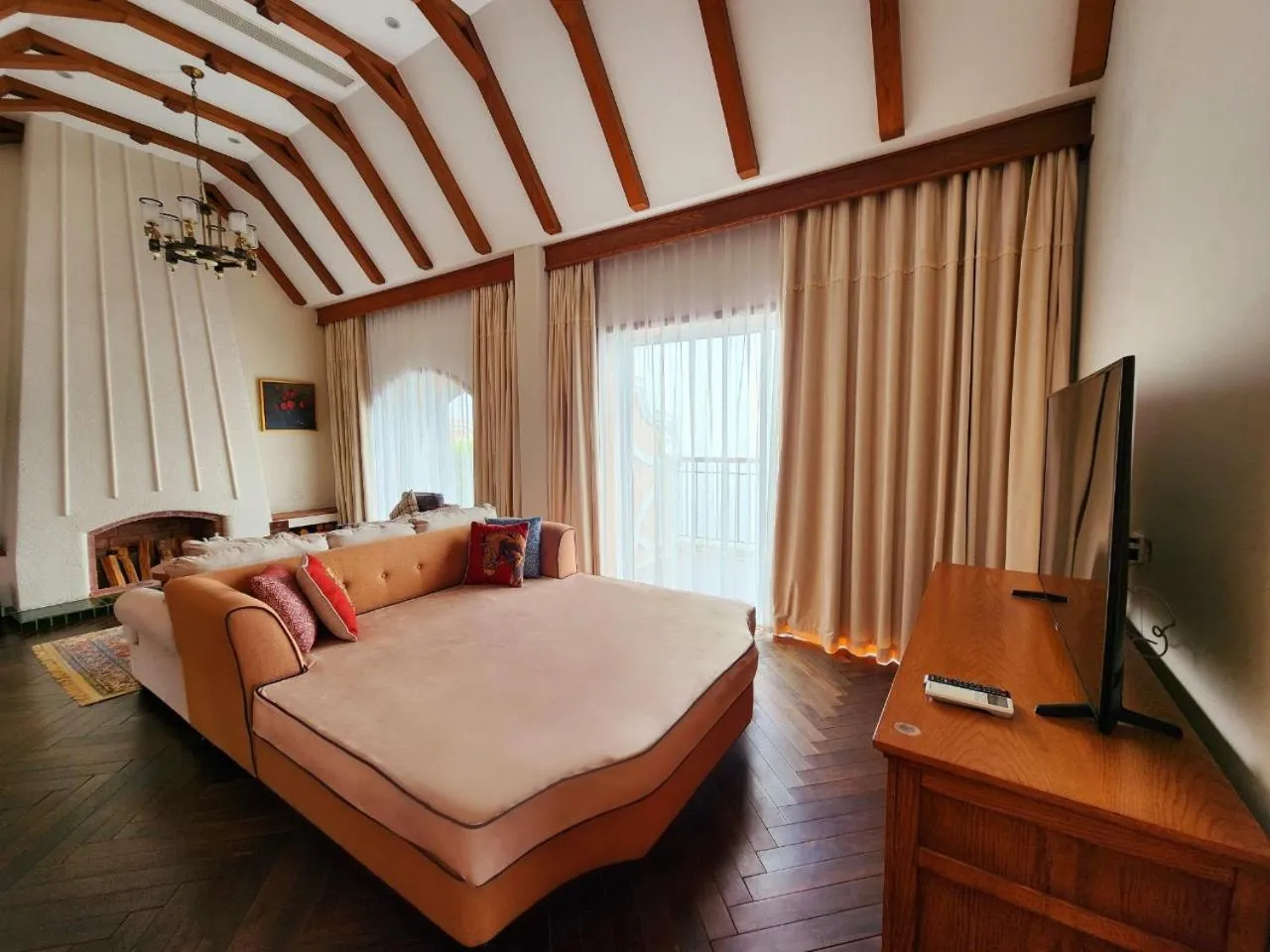 Communal lounge/ TV room, Bed in Venus Hotel Tam Đảo