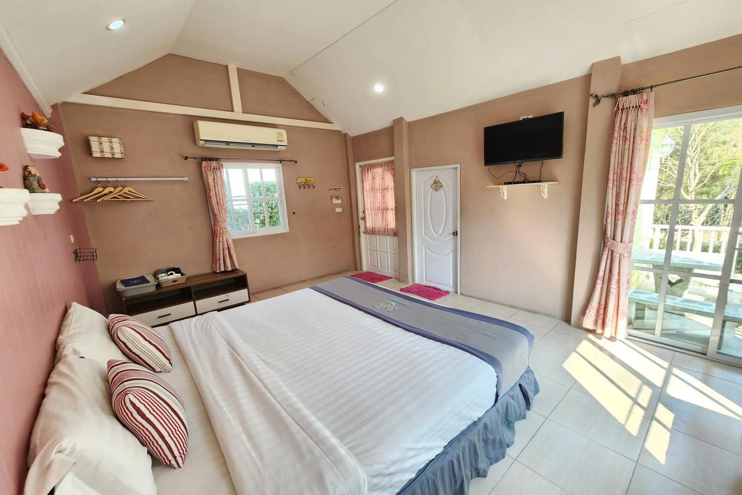 Bedroom, Bed in See Sky Resort