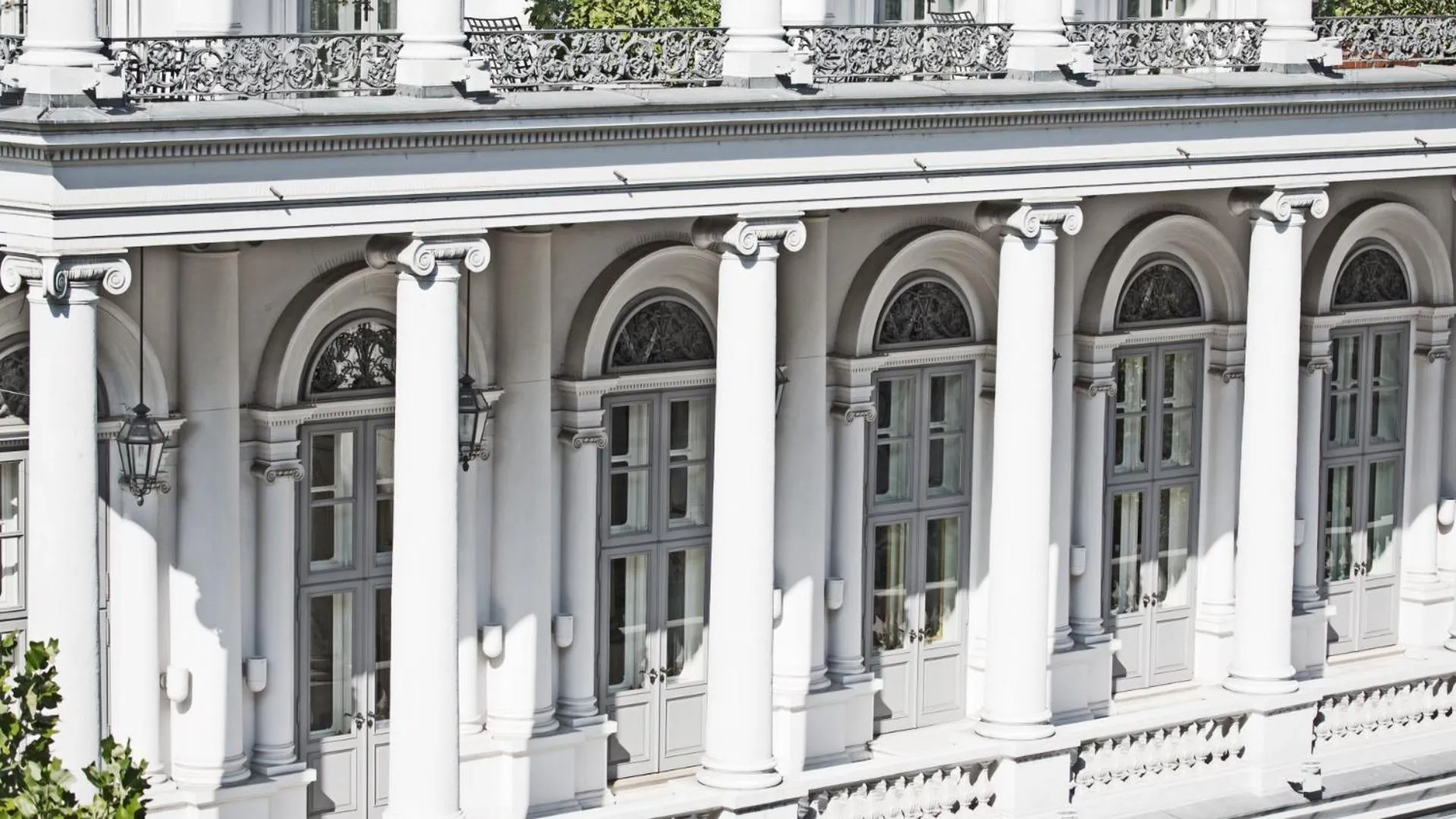 Facade/entrance in Palais Coburg Hotel