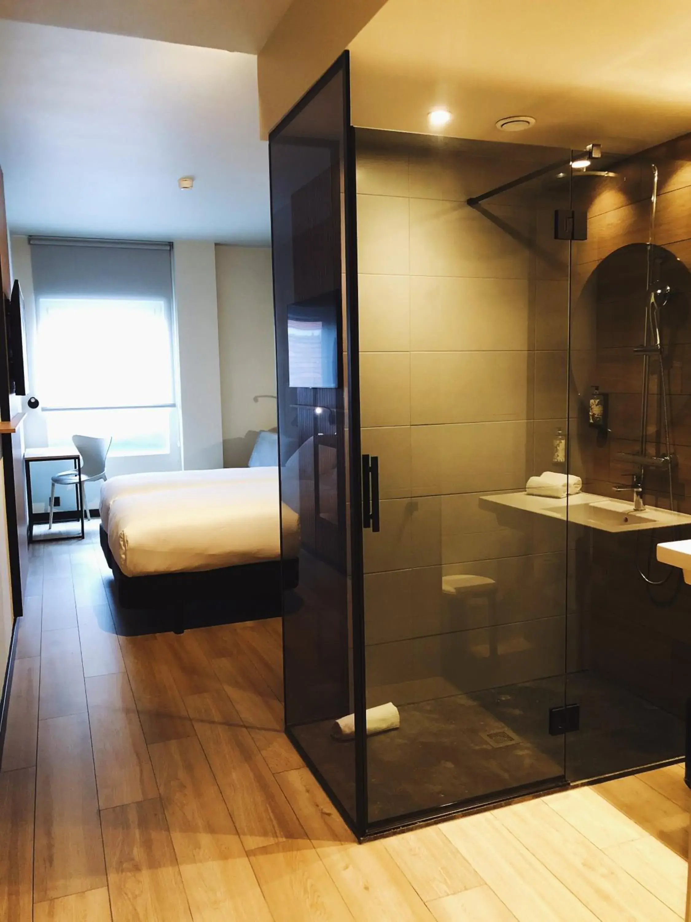 Shower in Hotel Bed4U Bilbao Shower in Hotel Bed4U Bilbao