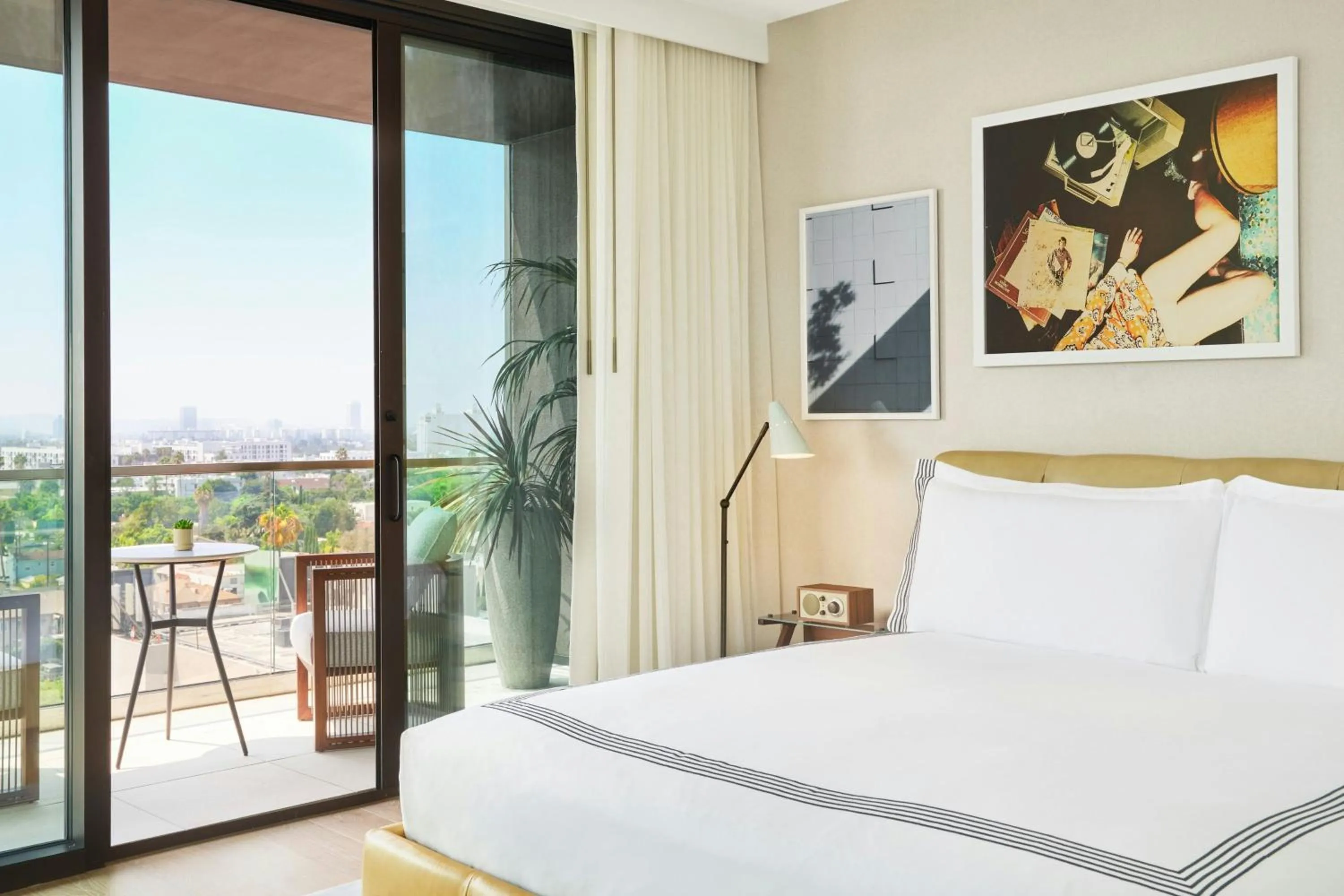 Photo of the whole room, Bed in The Hollywood Grande, Autograph Collection