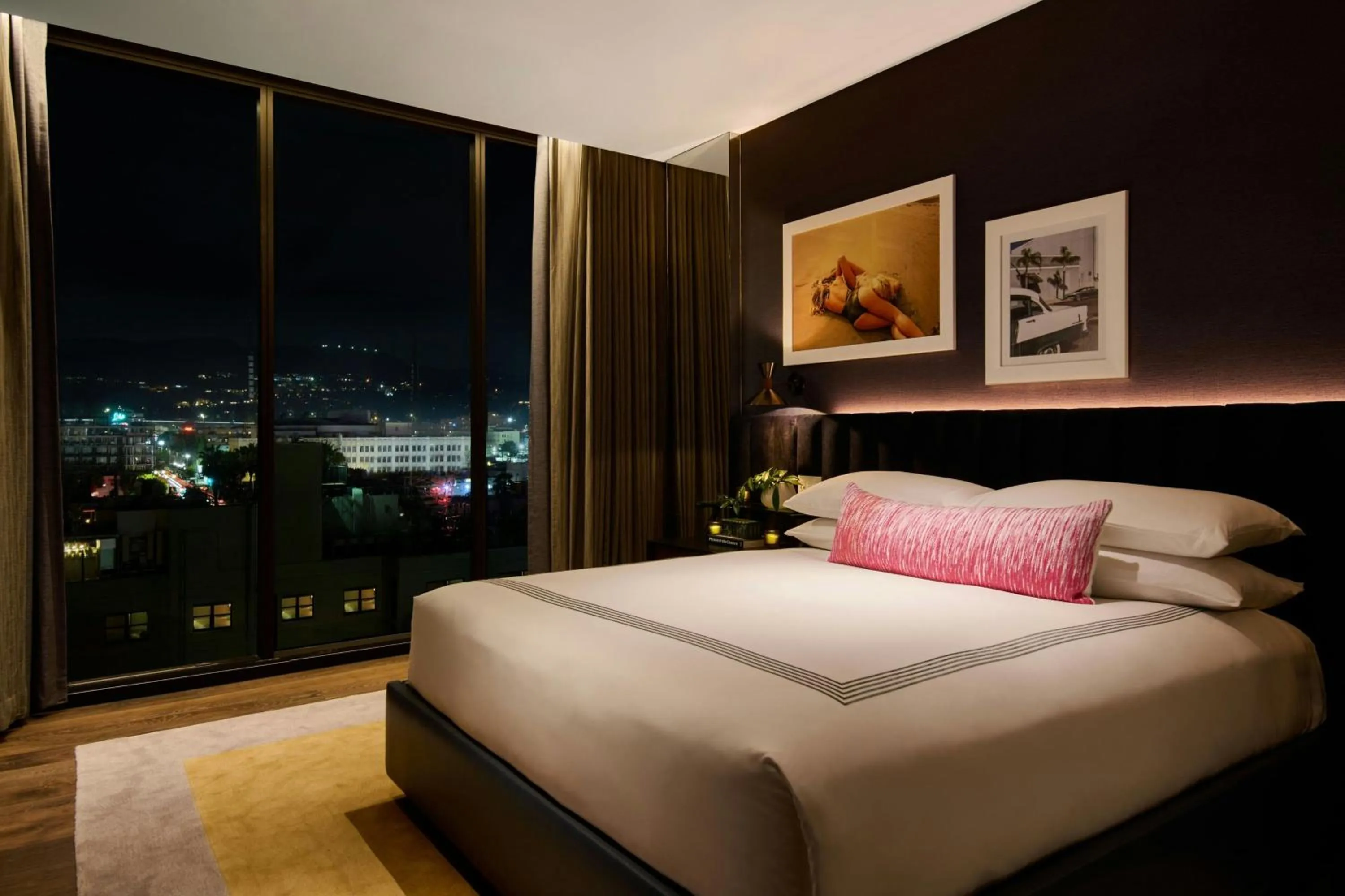 Bedroom, Bed in The Hollywood Grande, Autograph Collection