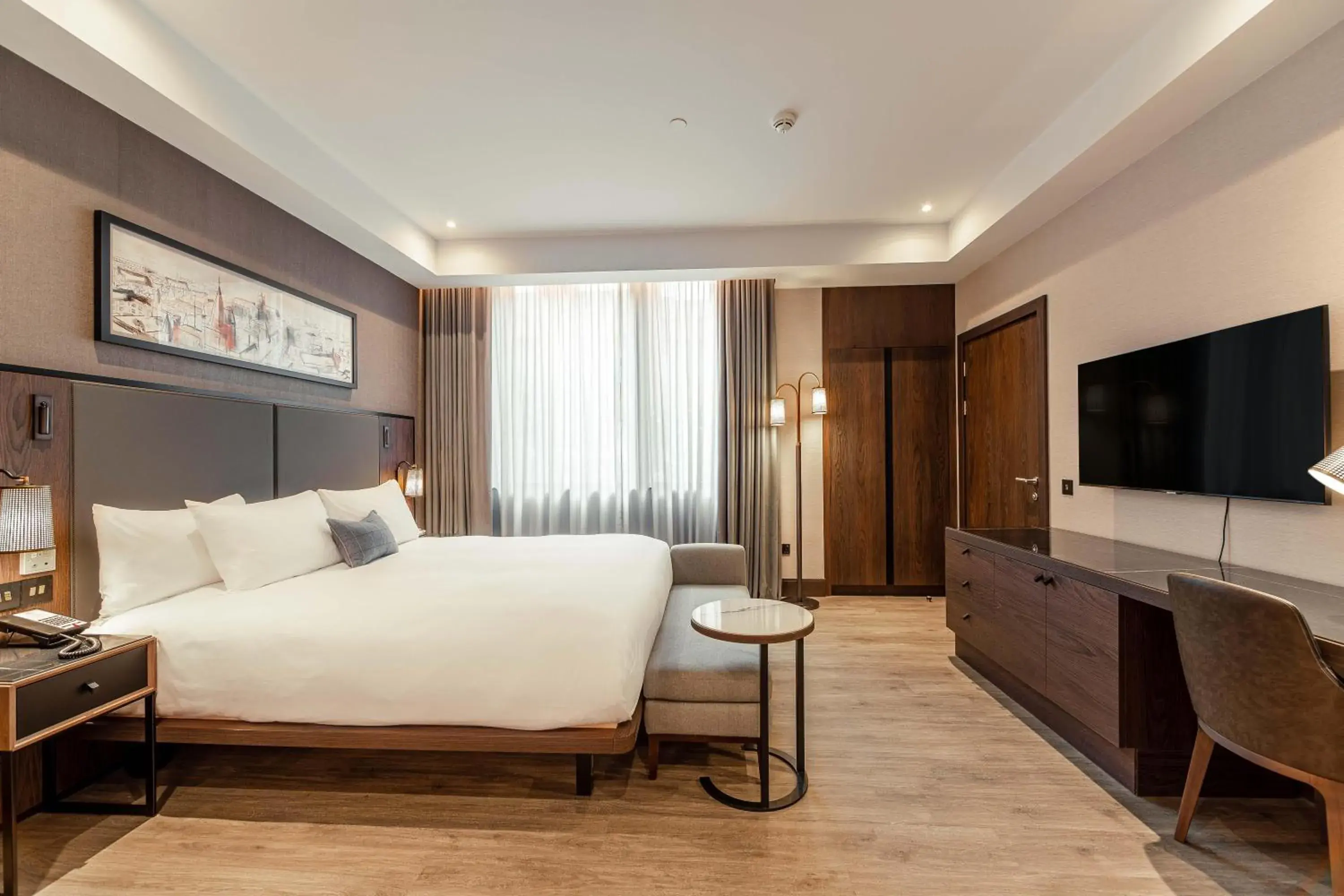 TV and multimedia, Bed in The Fellows House Cambridge, Curio Collection By Hilton TV and multimedia, Bed in The Fellows House Cambridge, Curio Collection By Hilton