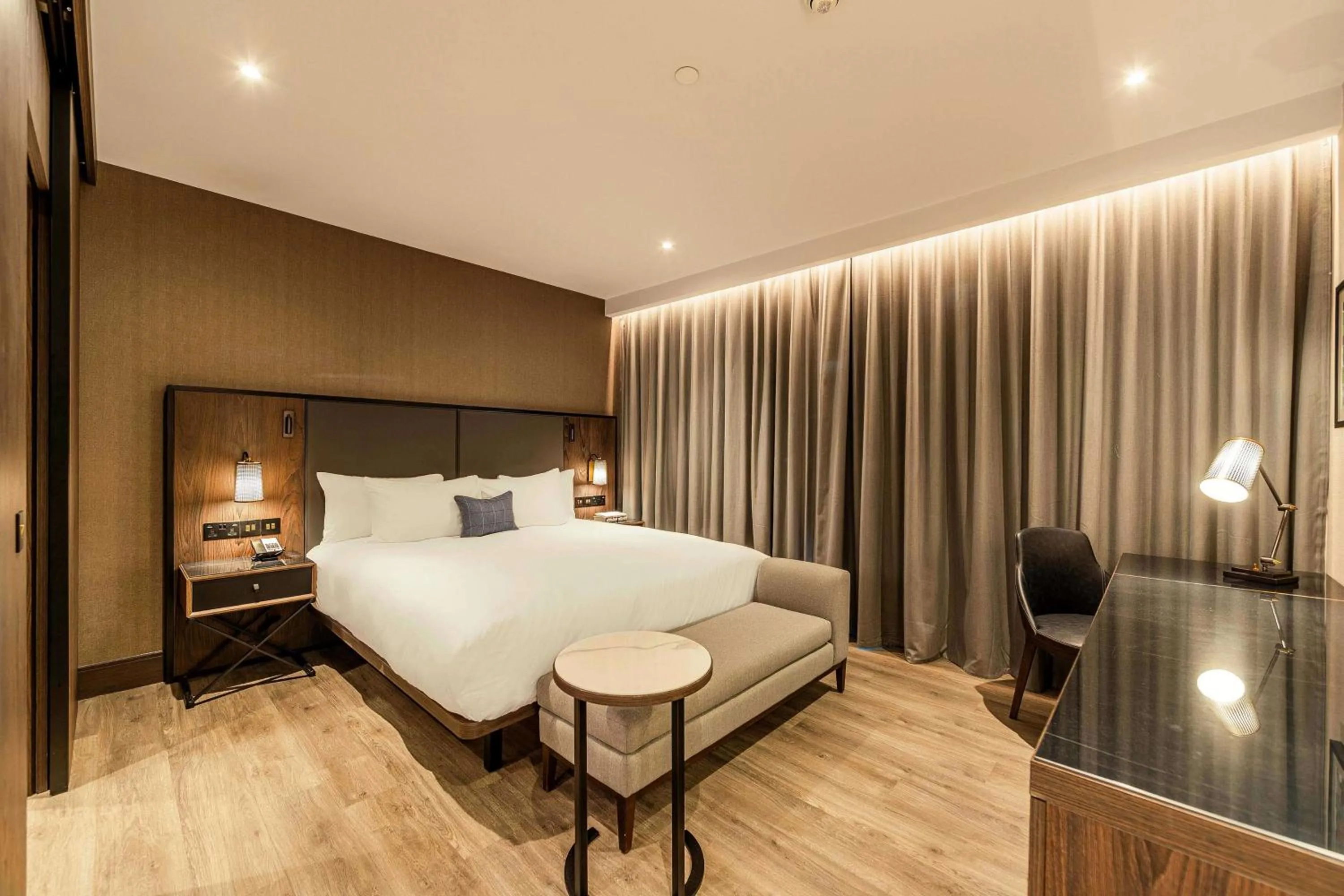 Bedroom, Bed in The Fellows House Cambridge, Curio Collection By Hilton