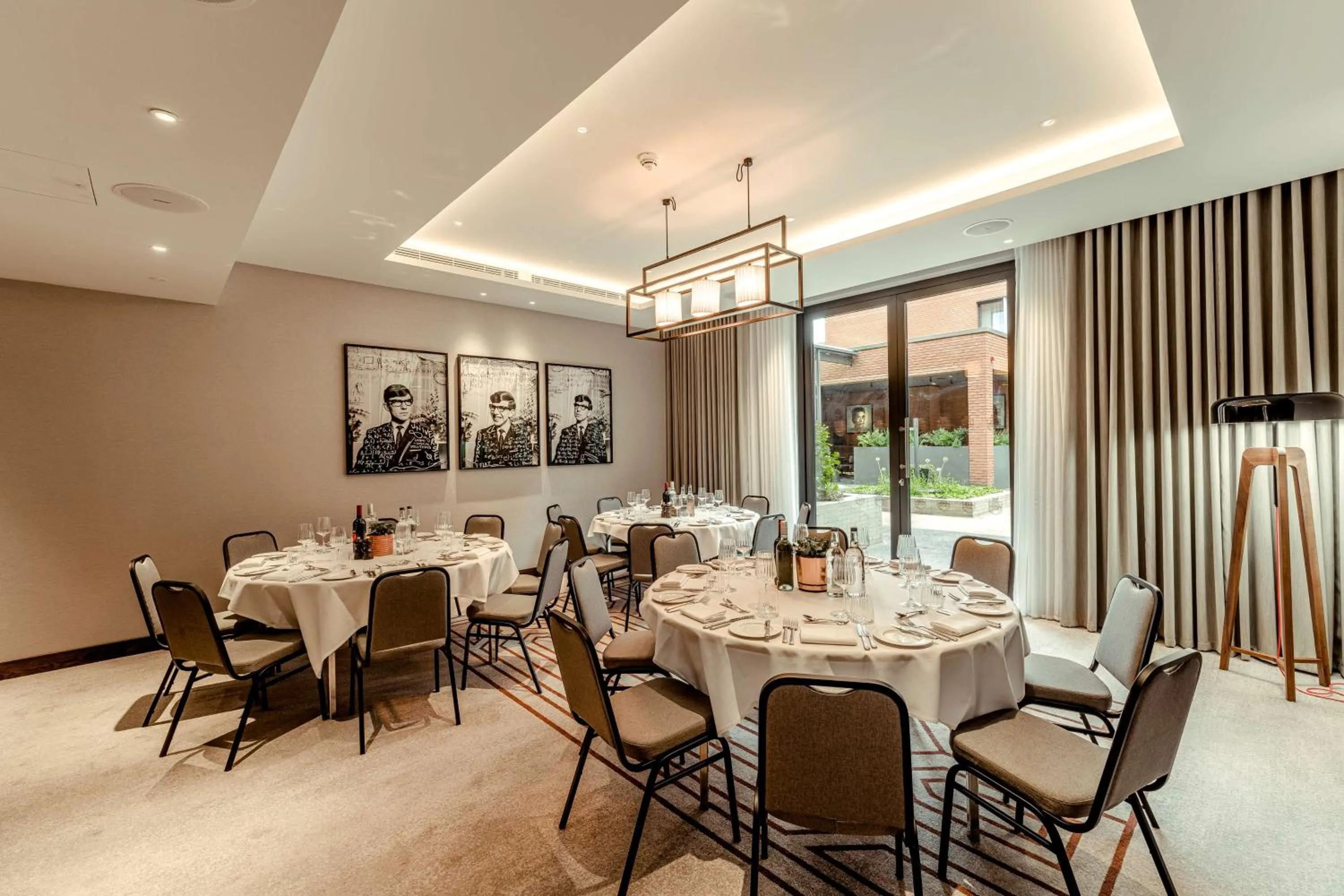 Meeting/conference room in The Fellows House Cambridge, Curio Collection By Hilton