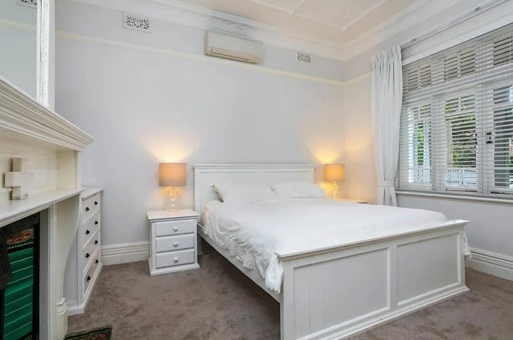 Bed in Manly Waves Studios & Apartments