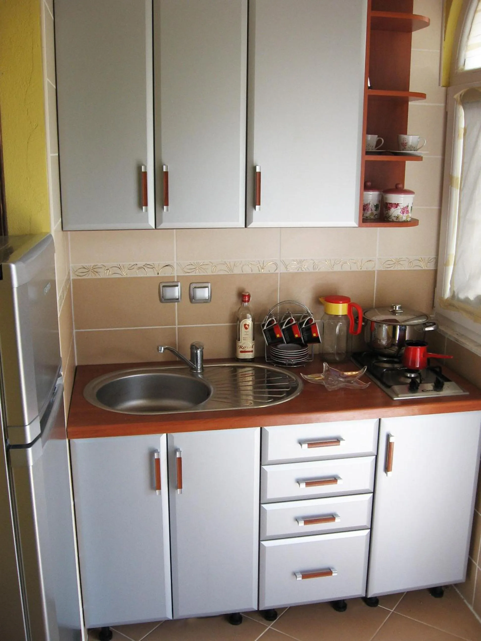 Kitchen or kitchenette in President Bungalows and Apartments