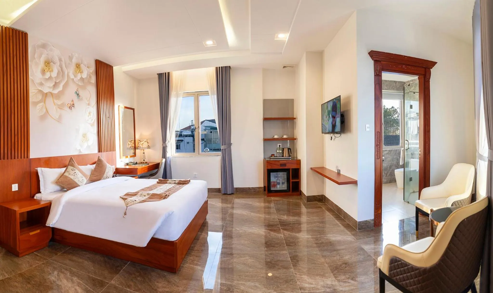 Communal lounge/ TV room, Bed in Royal Palace