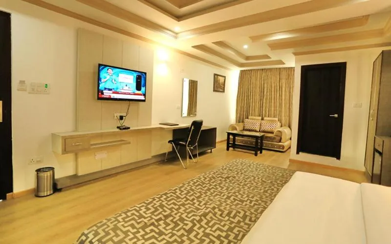Bedroom, Bed in Crown Plaza Residency