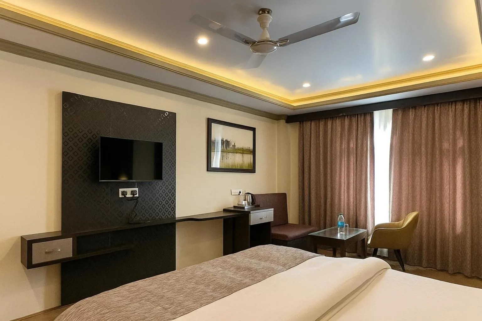 Photo of the whole room, Bed in Crown Plaza Residency