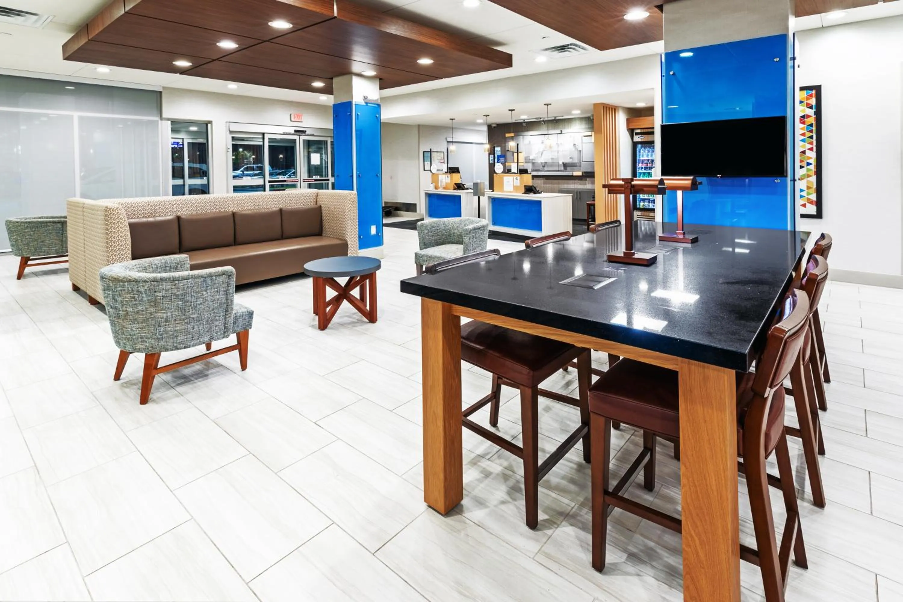 Communal lounge/ TV room in Holiday Inn Express & Suites - Stafford NW - Sugar Land by IHG