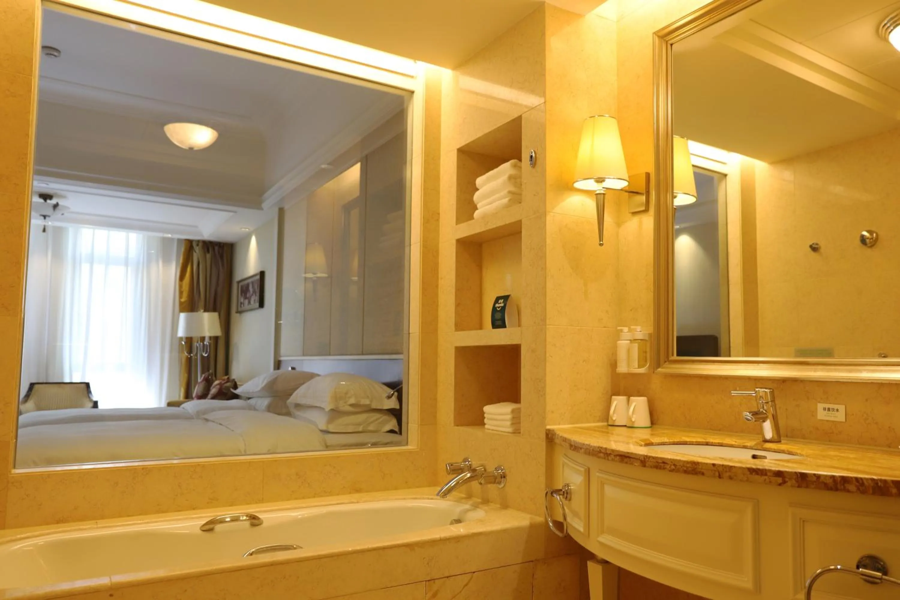 Photo of the whole room, Bed in Holiday Inn Fuzhou New Port by IHG