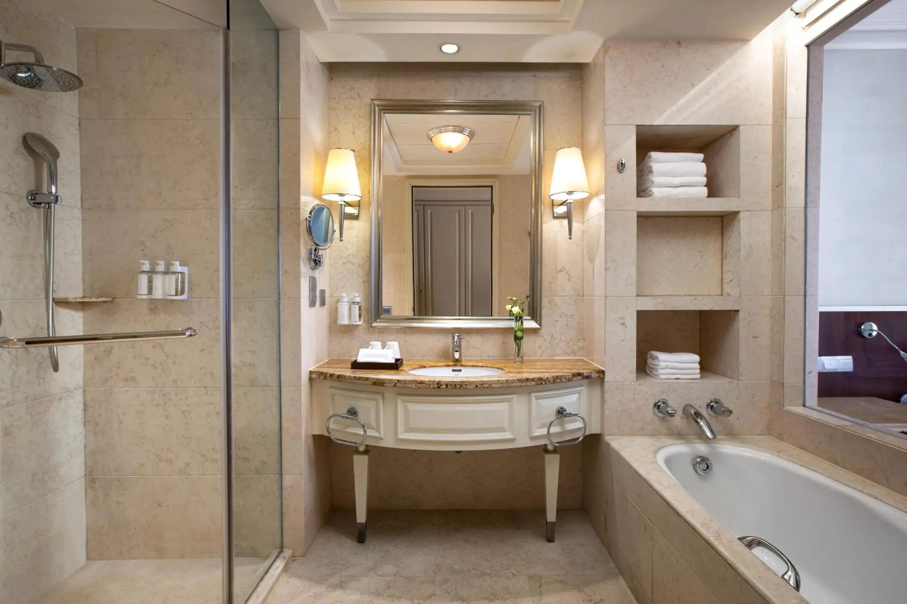 Standard Double Room with Two Double Beds - Smoking in Holiday Inn Fuzhou New Port by IHG Standard Double Room with Two Double Beds - Smoking in Holiday Inn Fuzhou New Port by IHG