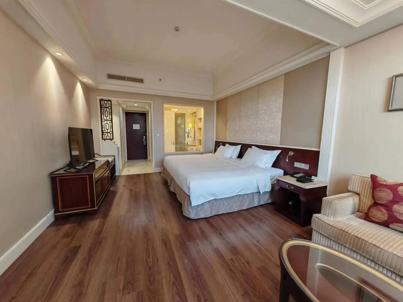 Photo of the whole room, Bed in Holiday Inn Fuzhou New Port by IHG