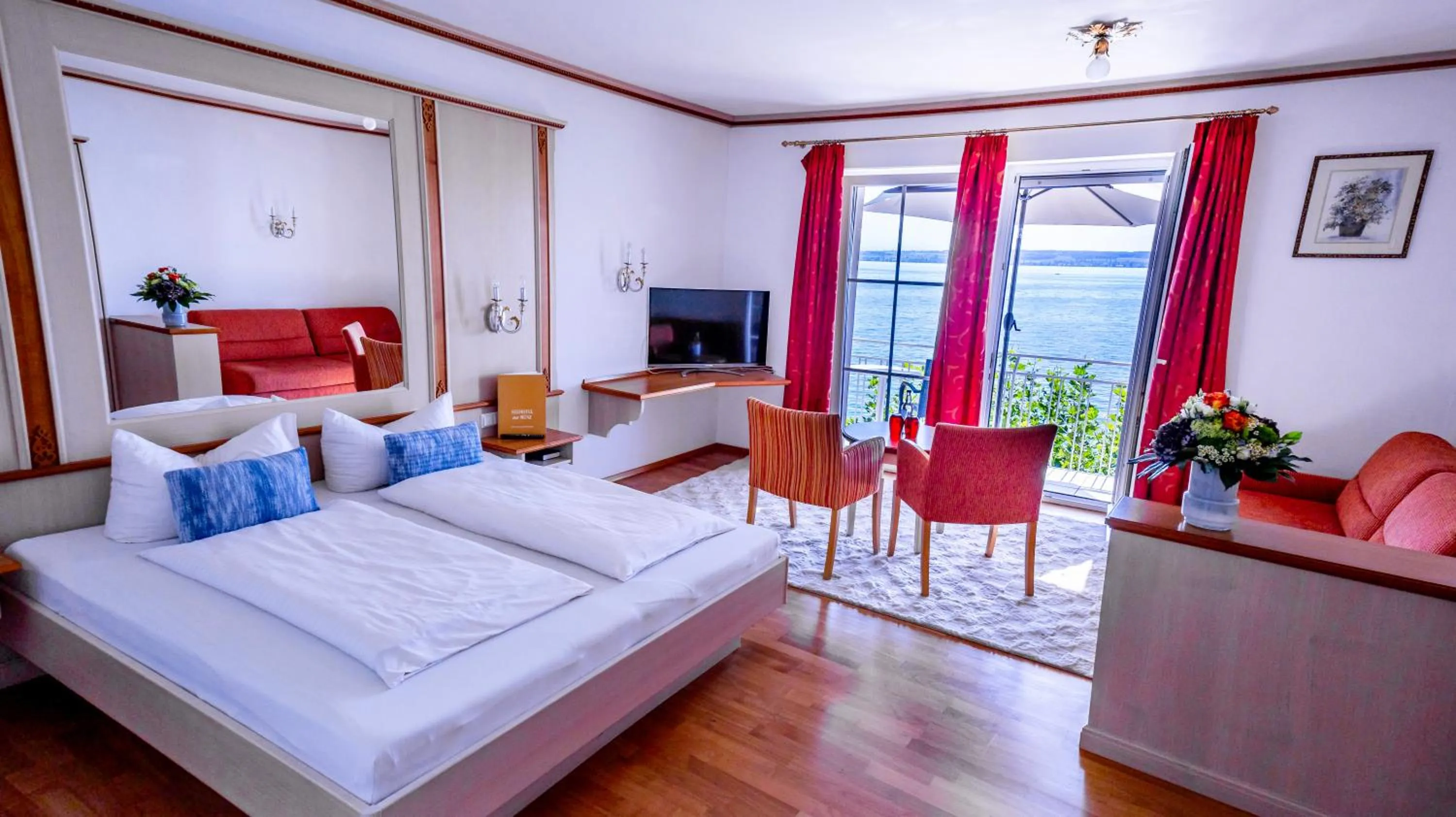 Communal lounge/ TV room, Bed in Seehotel ZUR MÜNZ