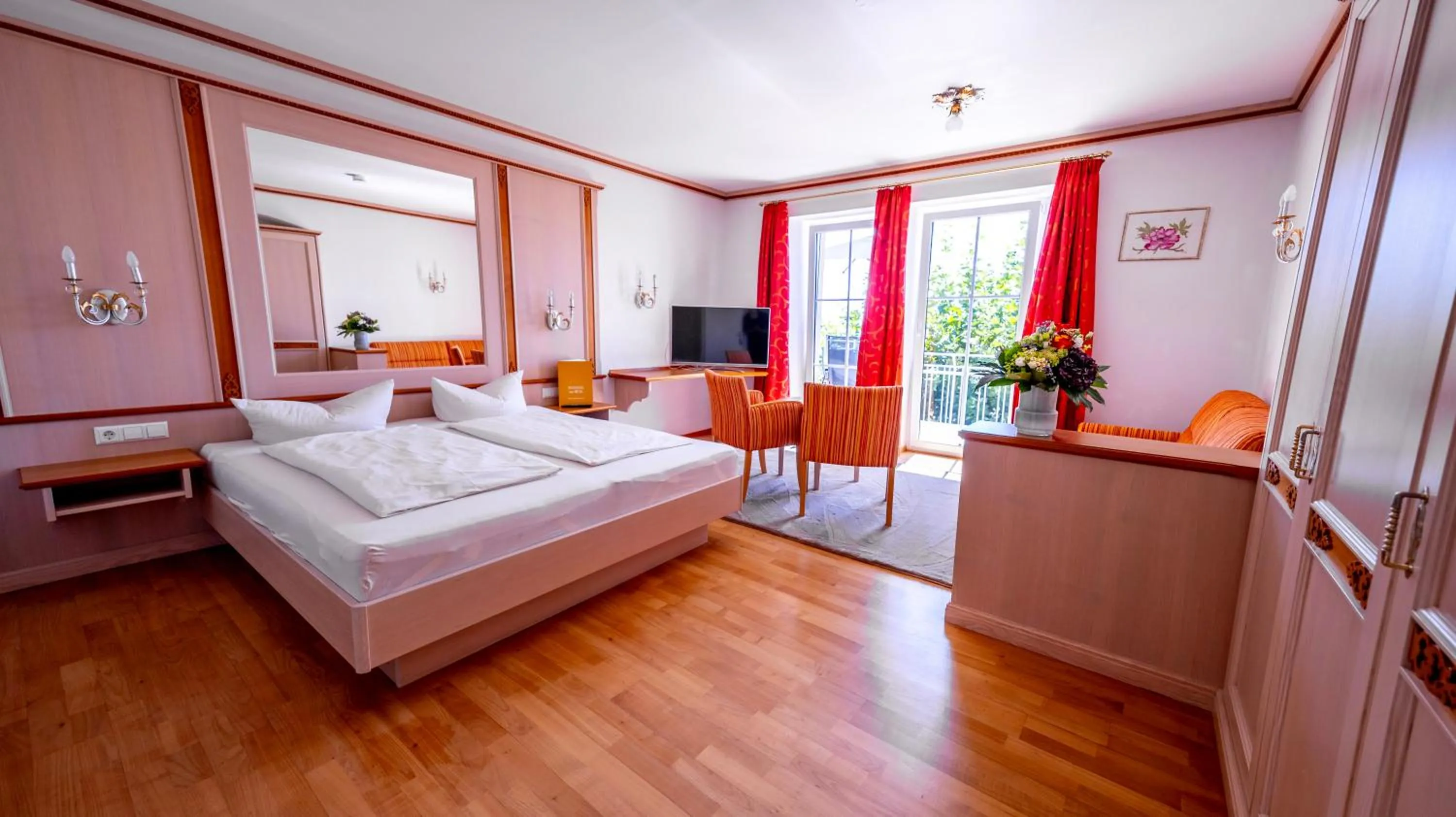 Communal lounge/ TV room, Bed in Seehotel ZUR MÜNZ