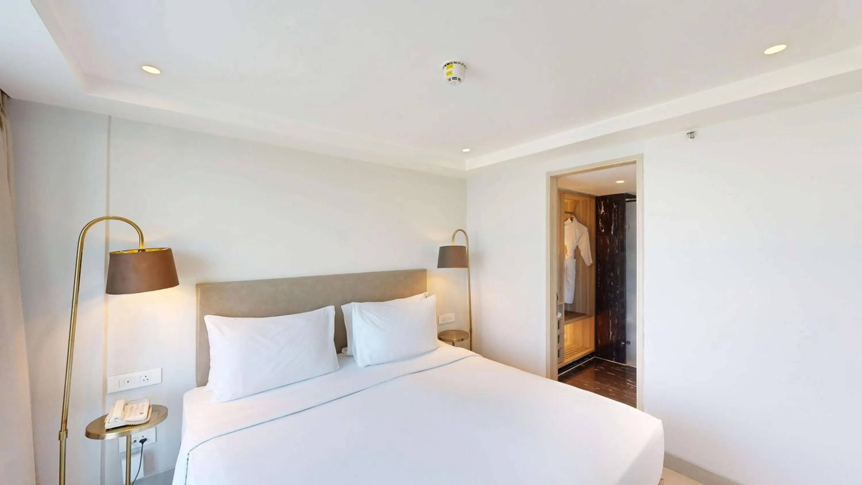 Bedroom, Bed in Radisson Hotel Bareilly Airport