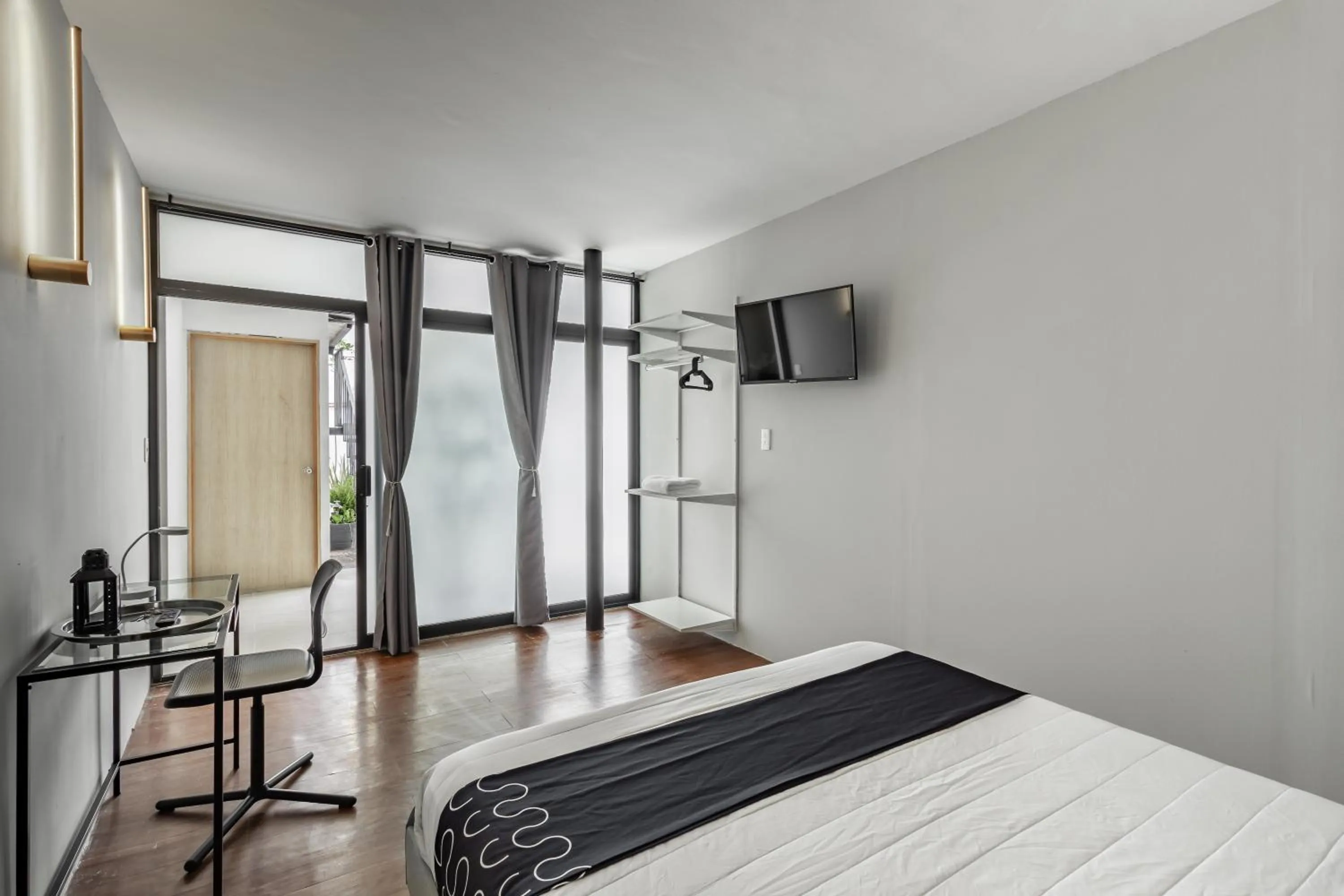 Photo of the whole room, Bed in Singular Goldsmith