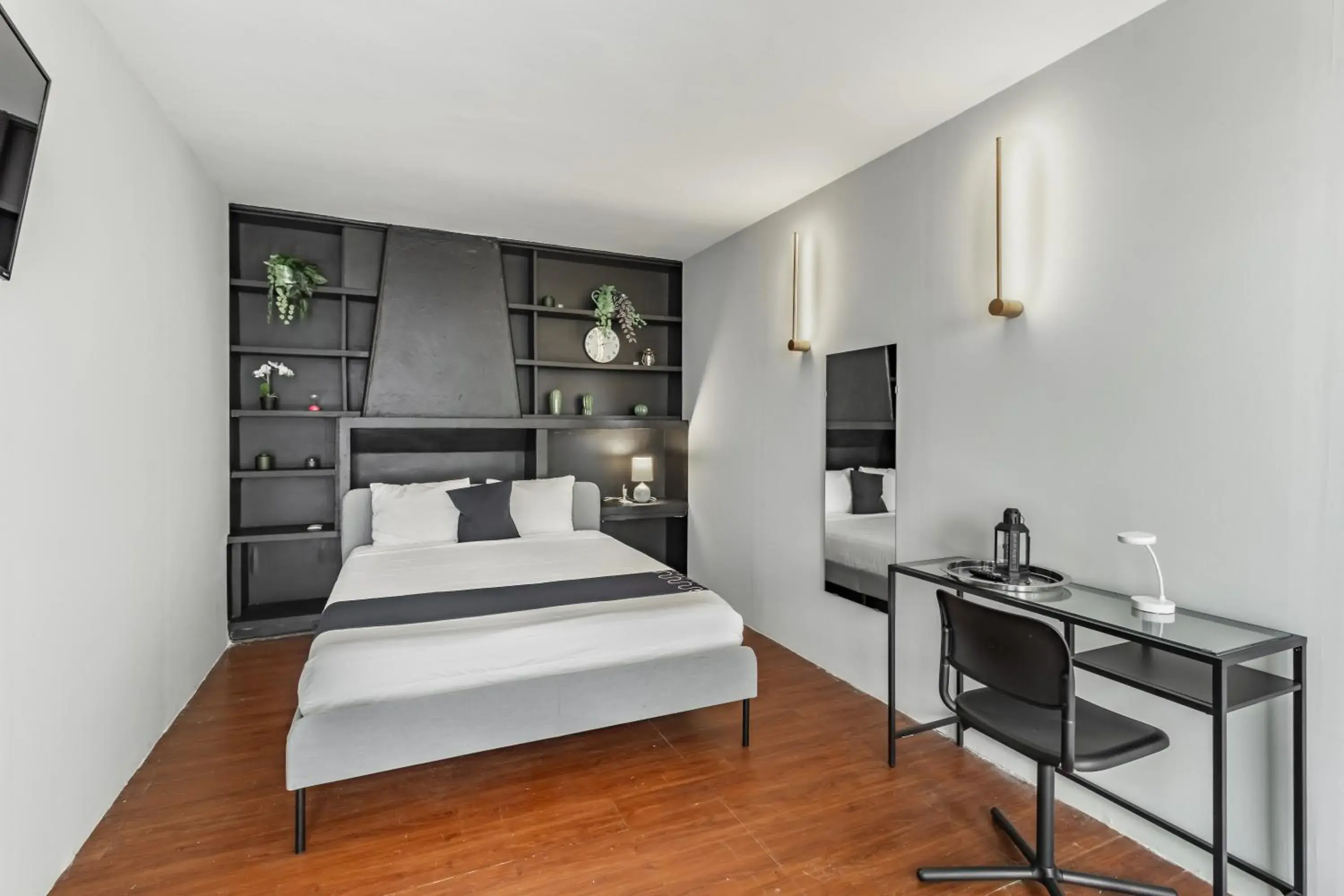 Queen Room with Shared Bathroom in Singular Goldsmith Queen Room with Shared Bathroom in Singular Goldsmith