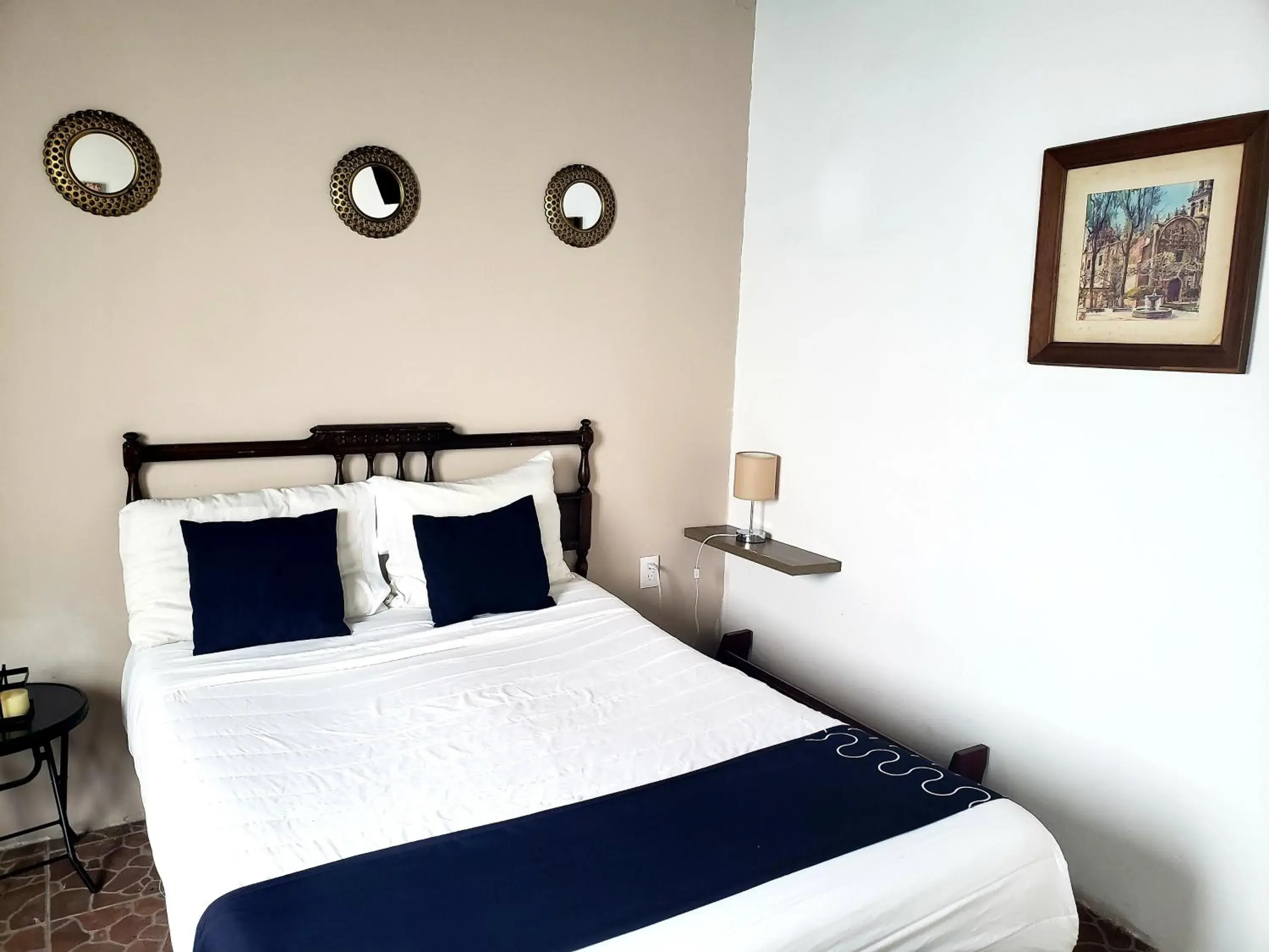 Bed in Singular Goldsmith Bed in Singular Goldsmith