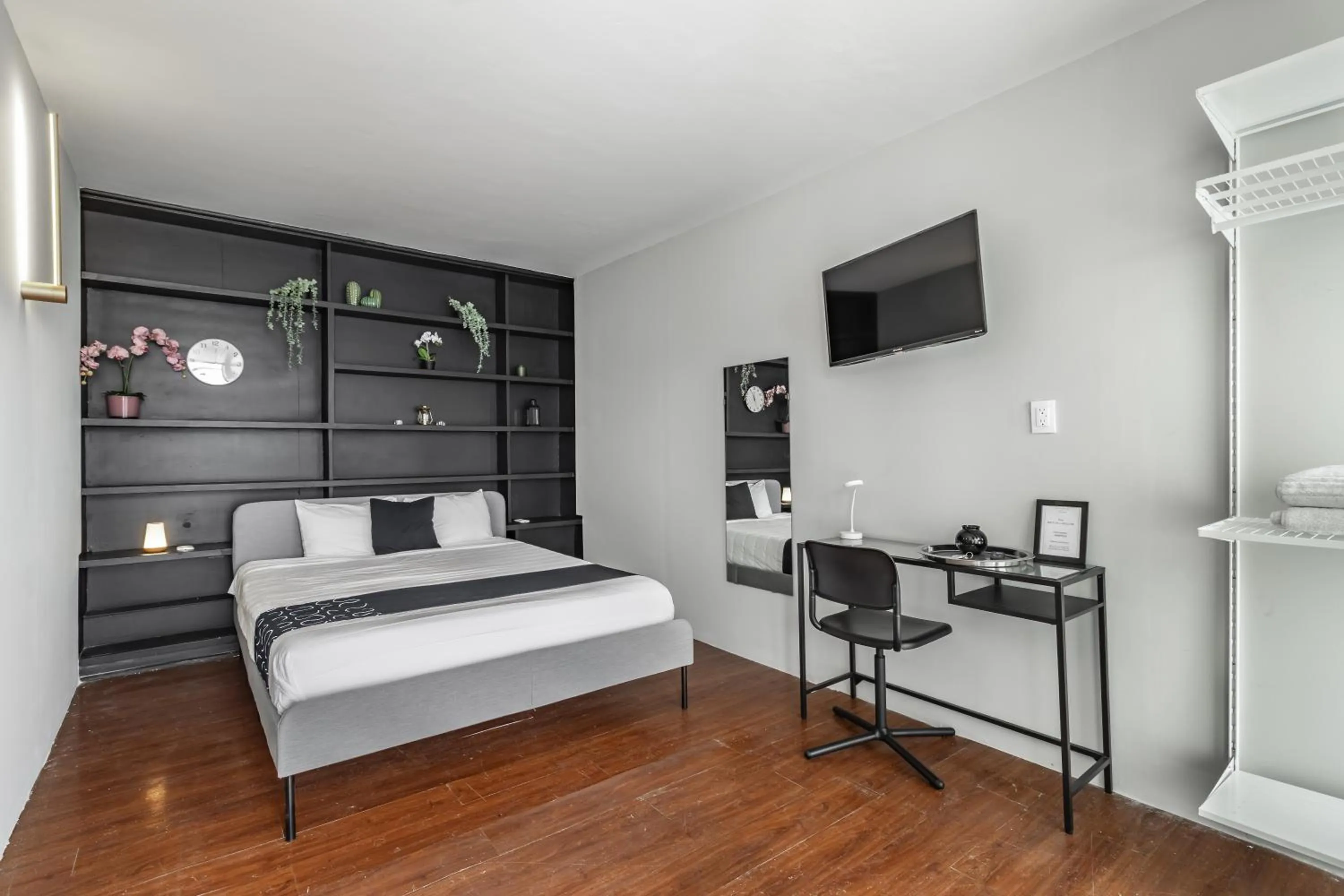 Photo of the whole room, Bed in Singular Goldsmith