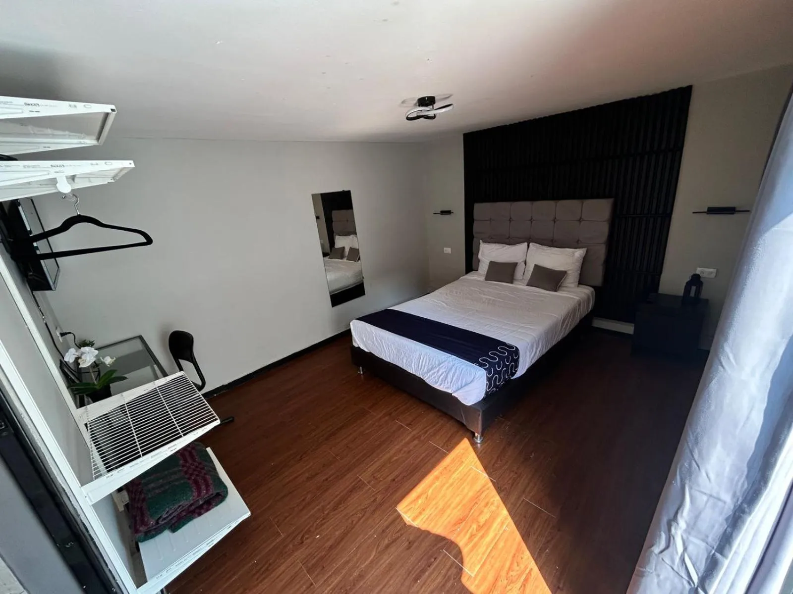 Photo of the whole room, Bed in Singular Goldsmith