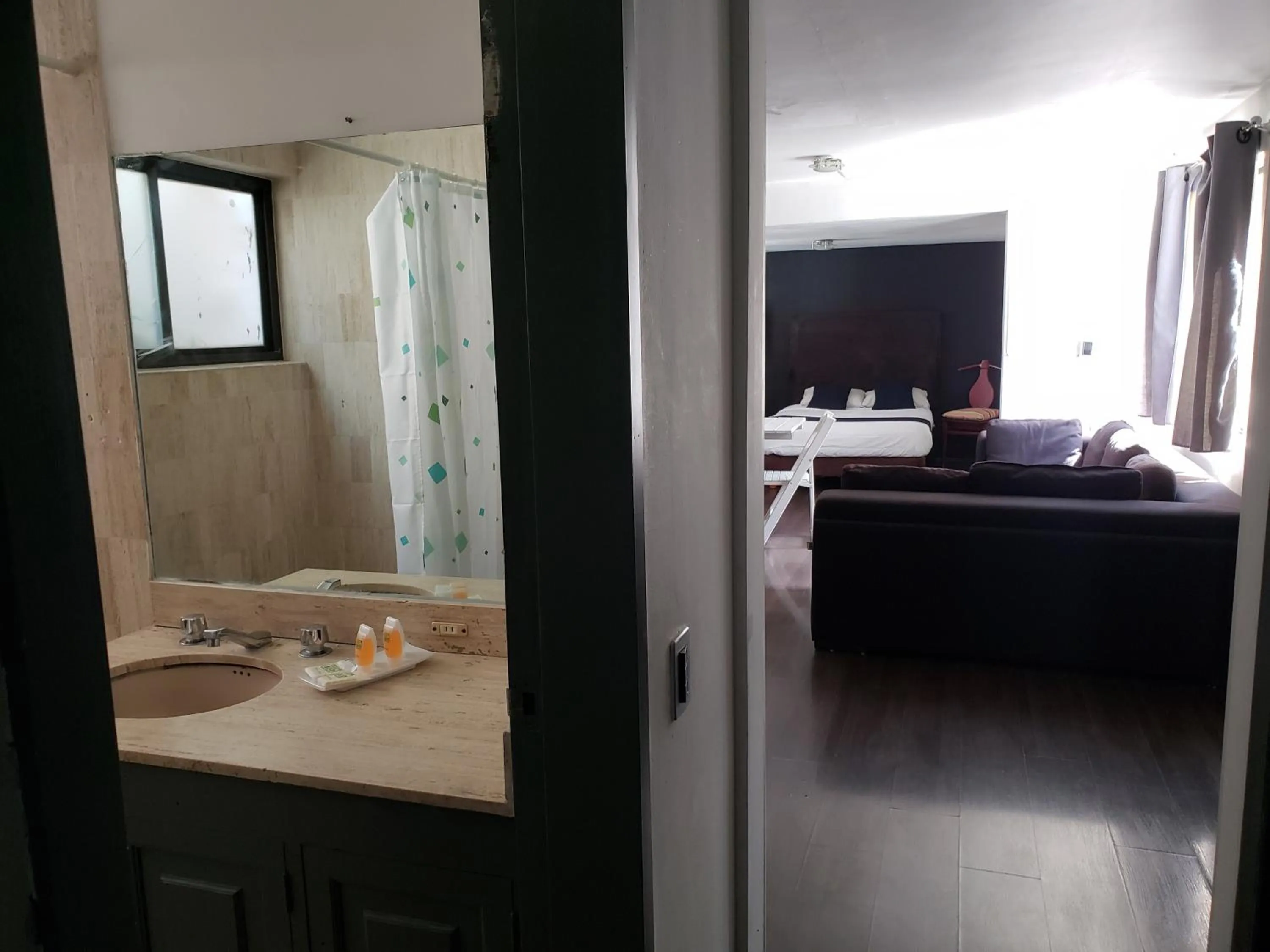 Bathroom, Bed in Singular Goldsmith