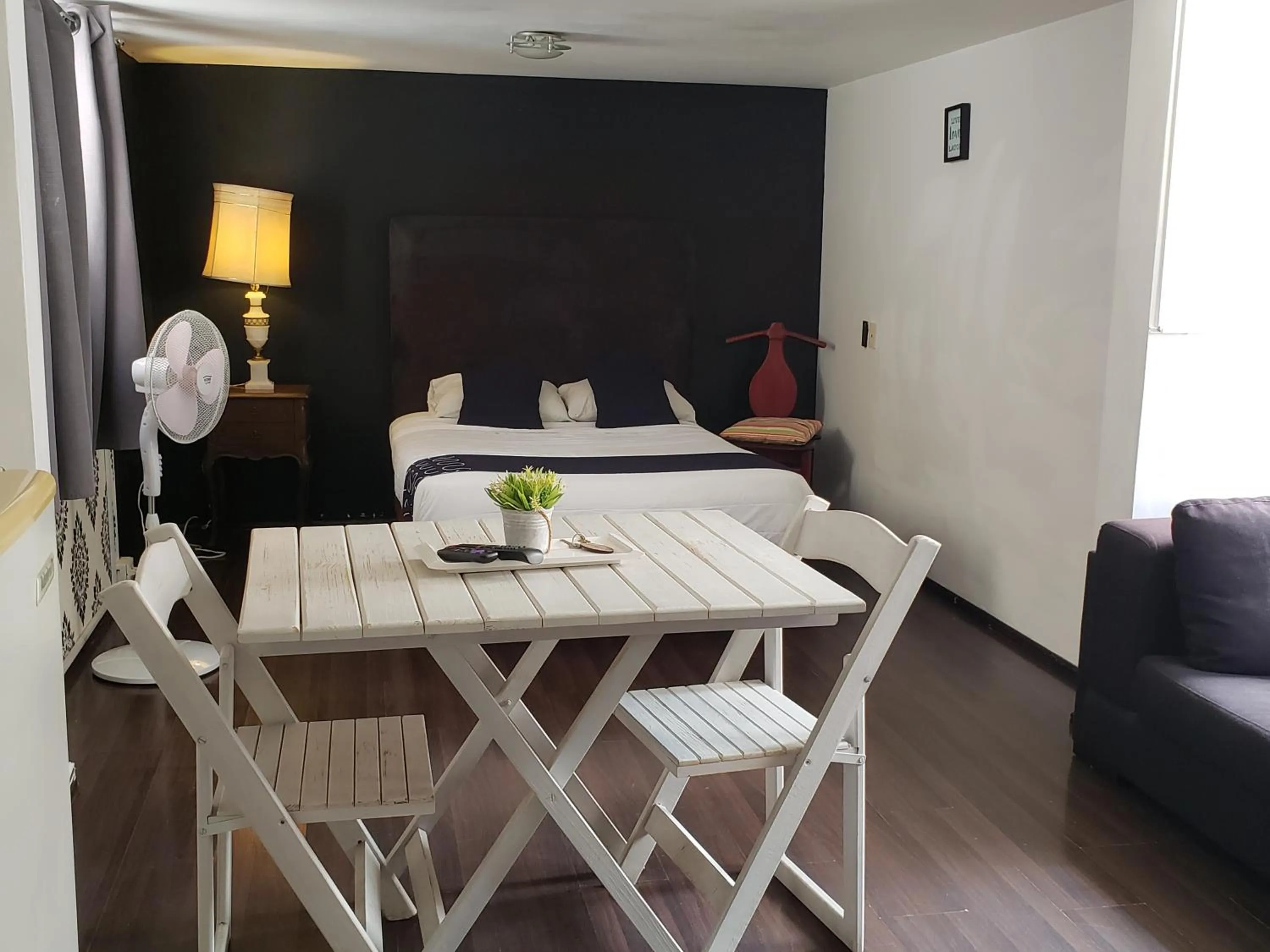 Photo of the whole room, Bed in Singular Goldsmith