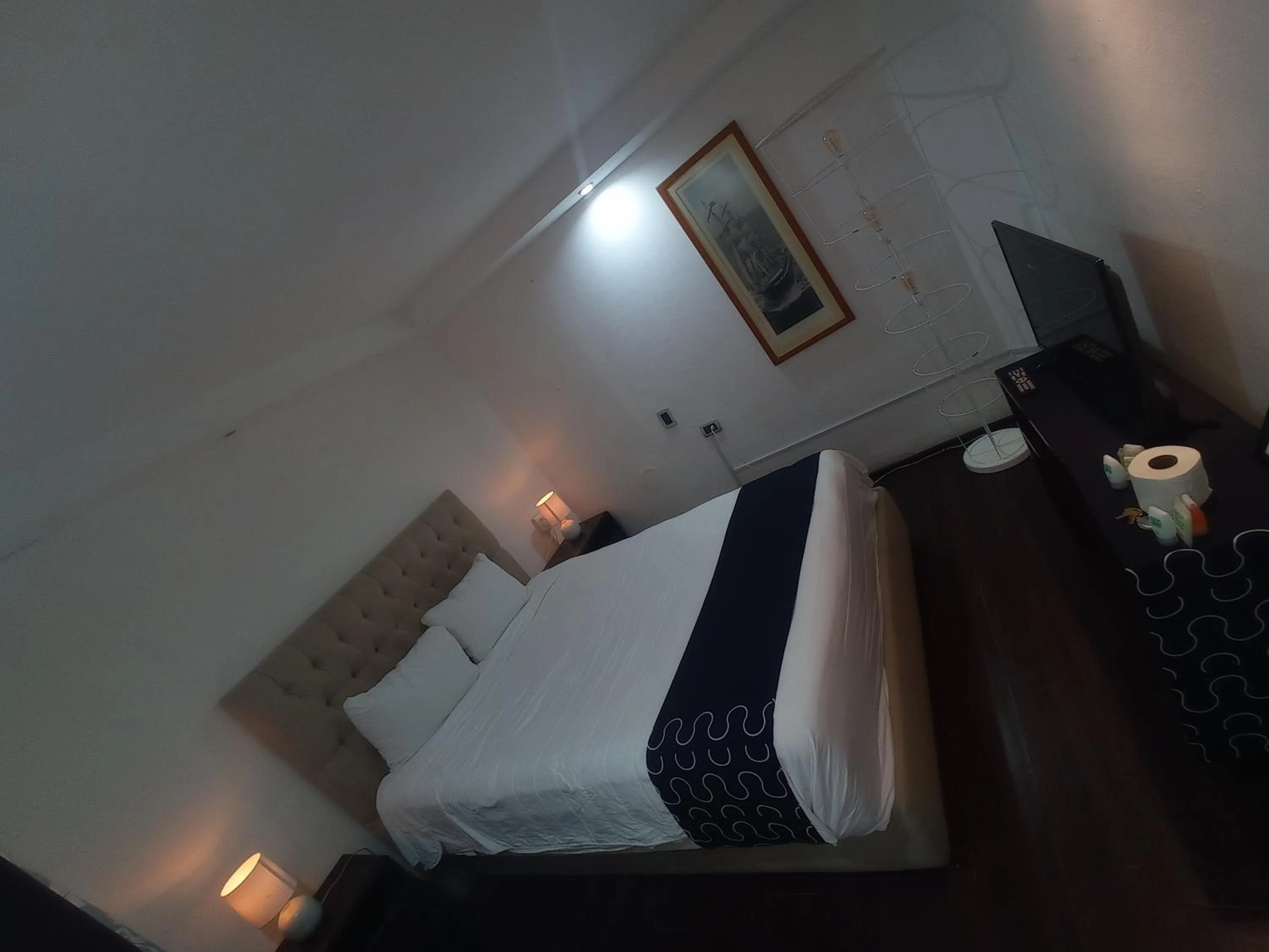 Photo of the whole room, Bed in Singular Goldsmith