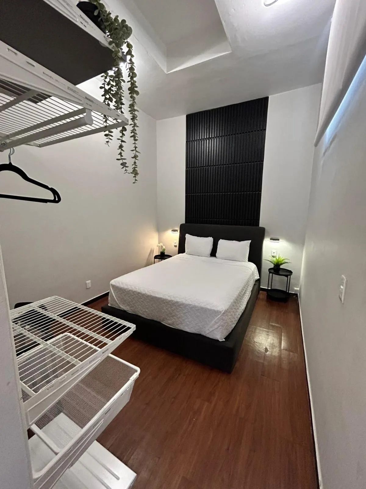 Photo of the whole room, Bed in Singular Goldsmith