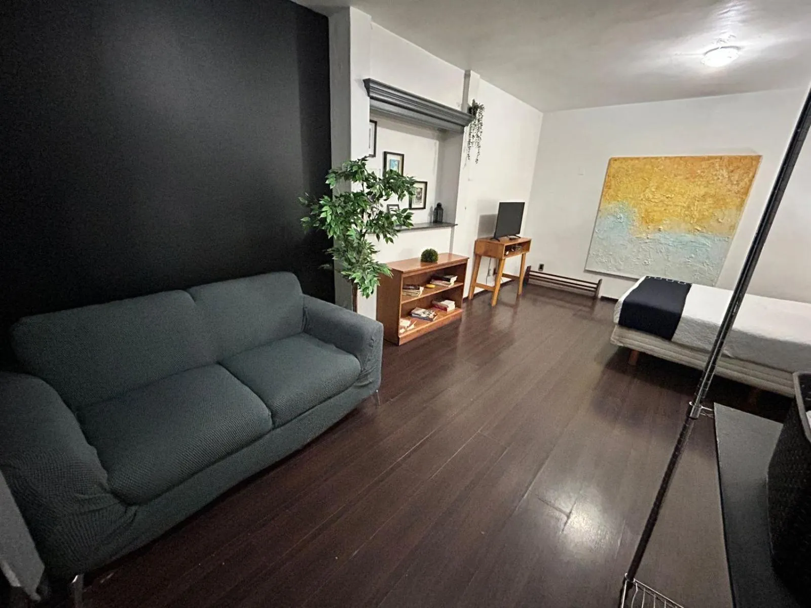 Photo of the whole room in Singular Goldsmith